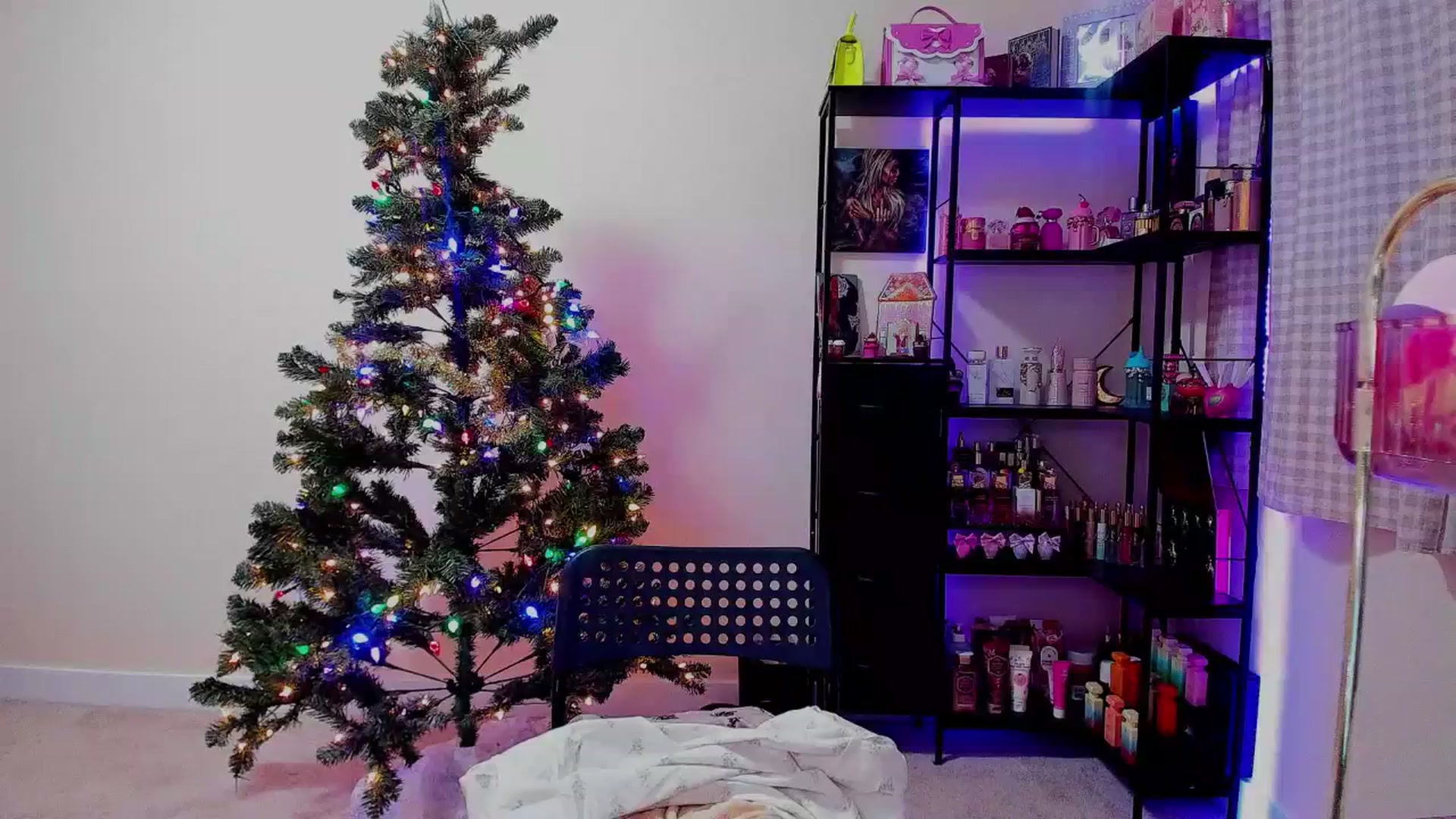 Gallery image thumbnail from LexaLuv's myfreecams stream on, 12/24/2025, 07:12 image 10 of 20