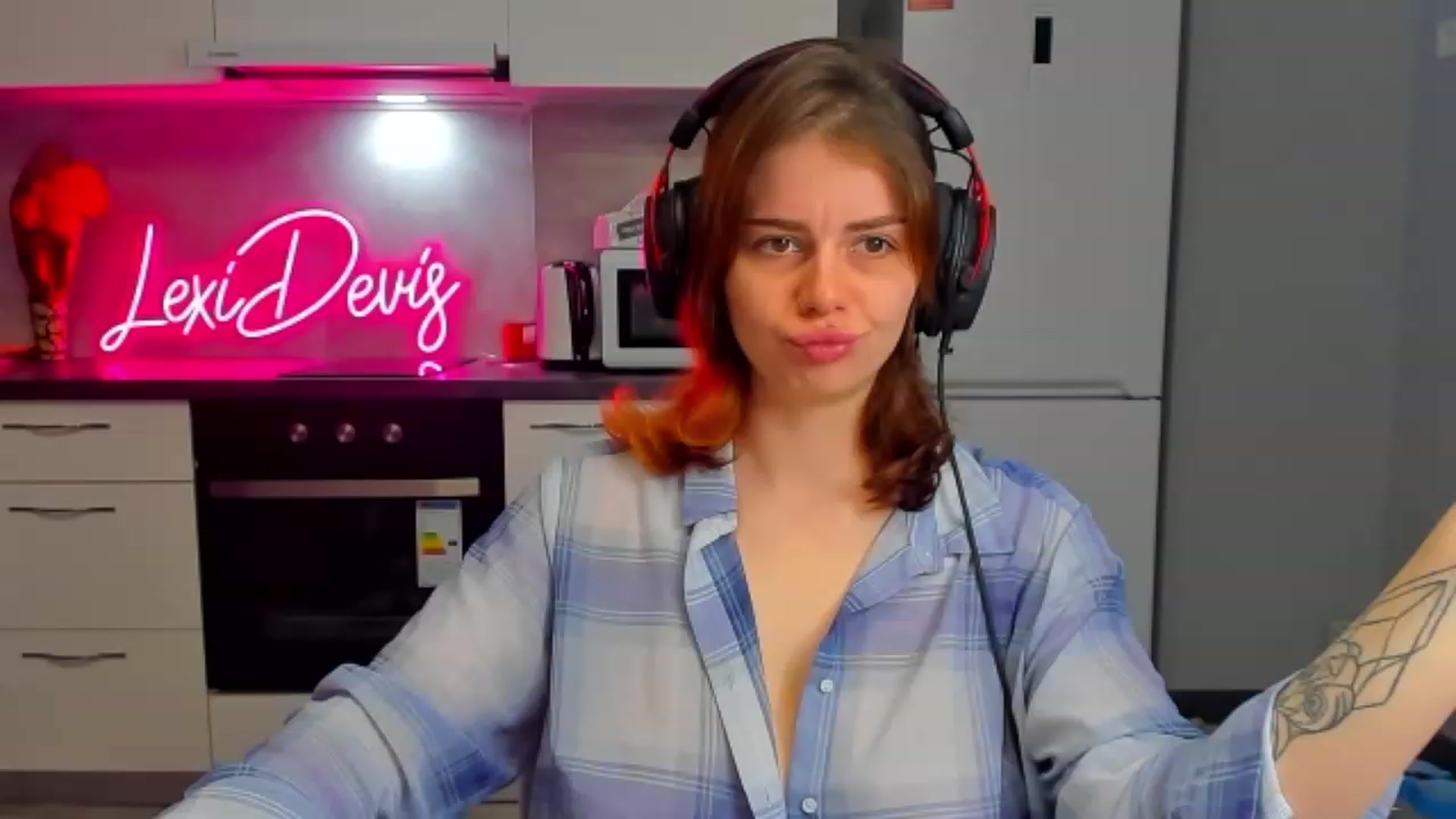 Gallery image thumbnail from LexiDevis's myfreecams stream on, 04/22/2023, 19:59 image 20 of 20