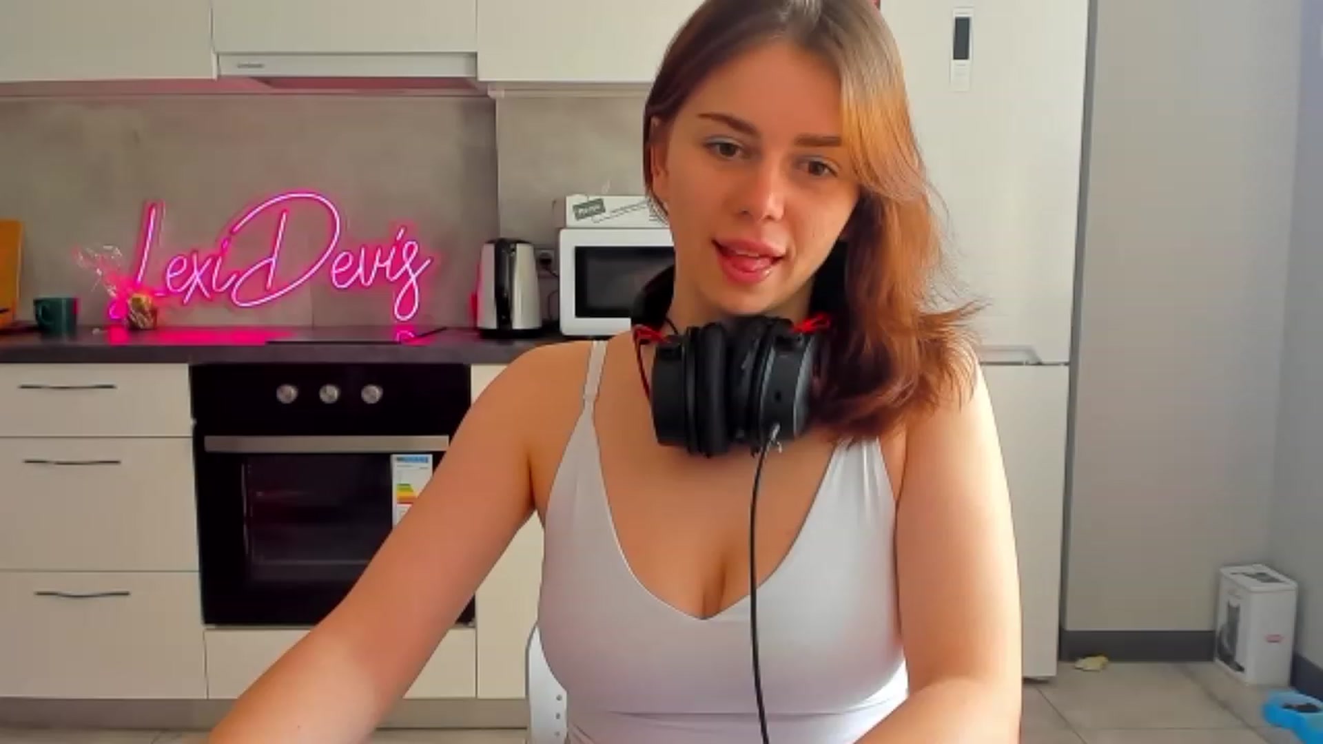 Gallery image thumbnail from LexiDevis's myfreecams stream on, 04/23/2023, 13:28 image 5 of 20