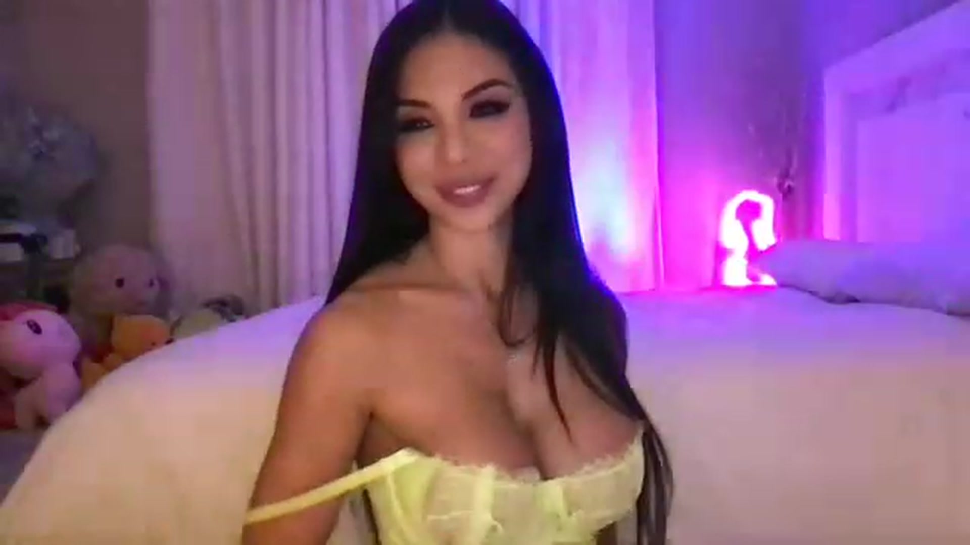 Gallery image thumbnail from LexiVixi's myfreecams stream on, 05/14/2023, 08:36 image 6 of 20