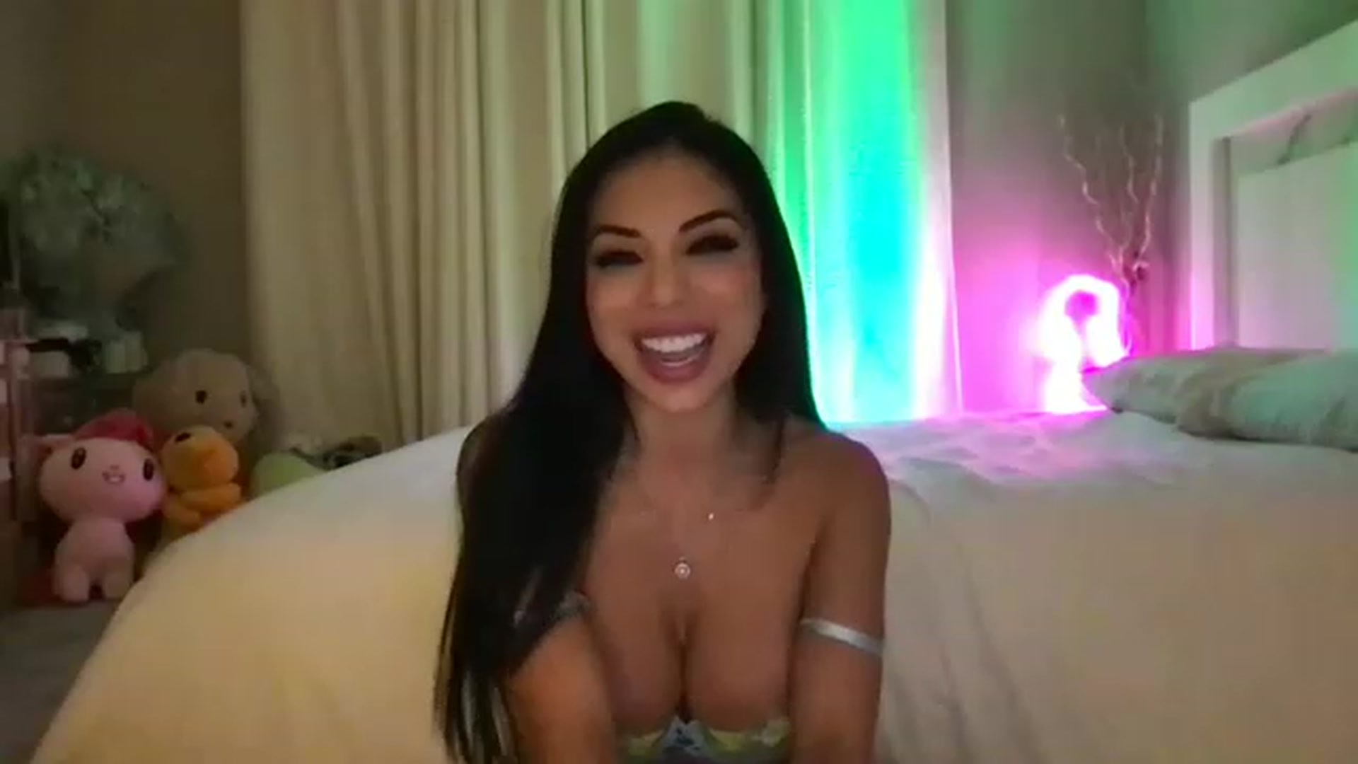 Gallery image thumbnail from LexiVixi's myfreecams stream on, 05/27/2023, 07:39 image 3 of 20
