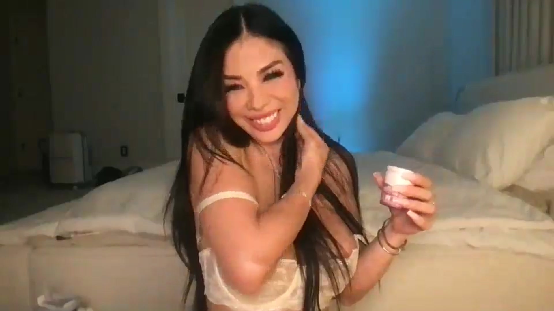Gallery image thumbnail from LexiVixi's myfreecams stream on, 05/18/2025, 10:00 image 7 of 20