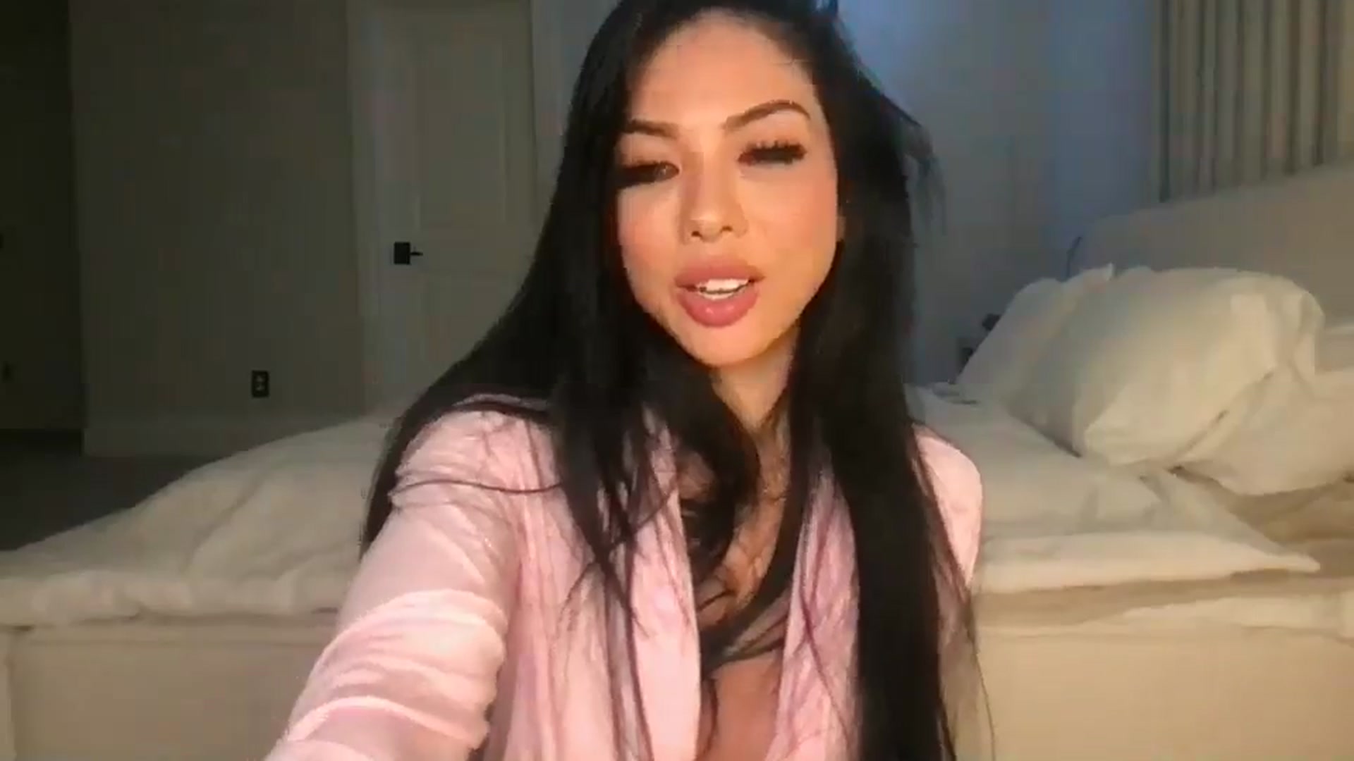 Gallery image thumbnail from LexiVixi's myfreecams stream on, 06/01/2025, 10:24 image 17 of 20
