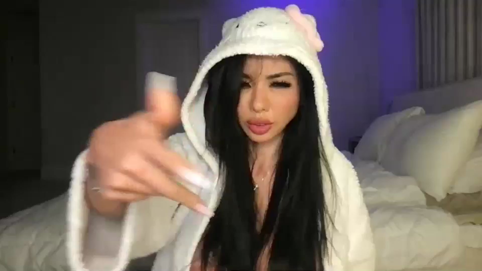 Gallery image thumbnail from LexiVixi's myfreecams stream on, 06/15/2025, 11:04 image 16 of 20