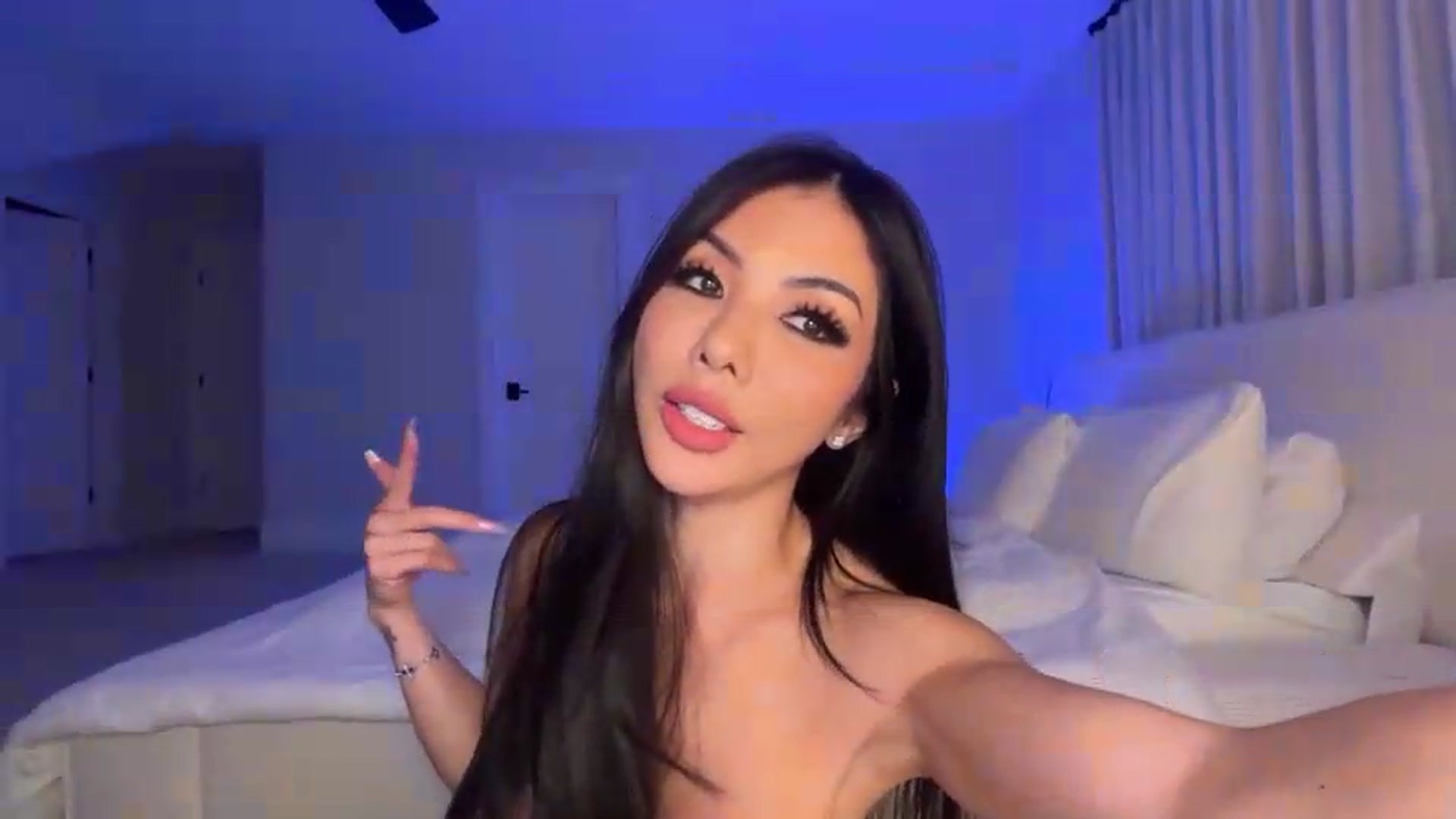 Gallery image thumbnail from LexiVixi's myfreecams stream on, 08/09/2026, 10:38 image 7 of 20