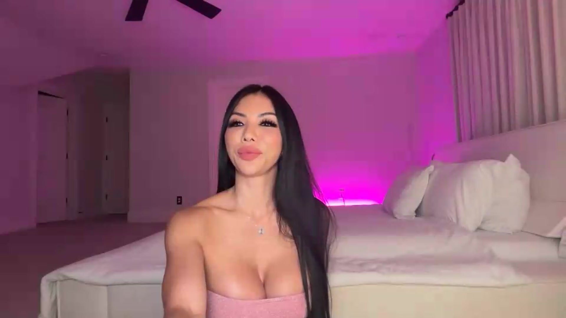 Gallery image thumbnail from LexiVixi's myfreecams stream on, 08/18/2026, 08:31 image 4 of 20