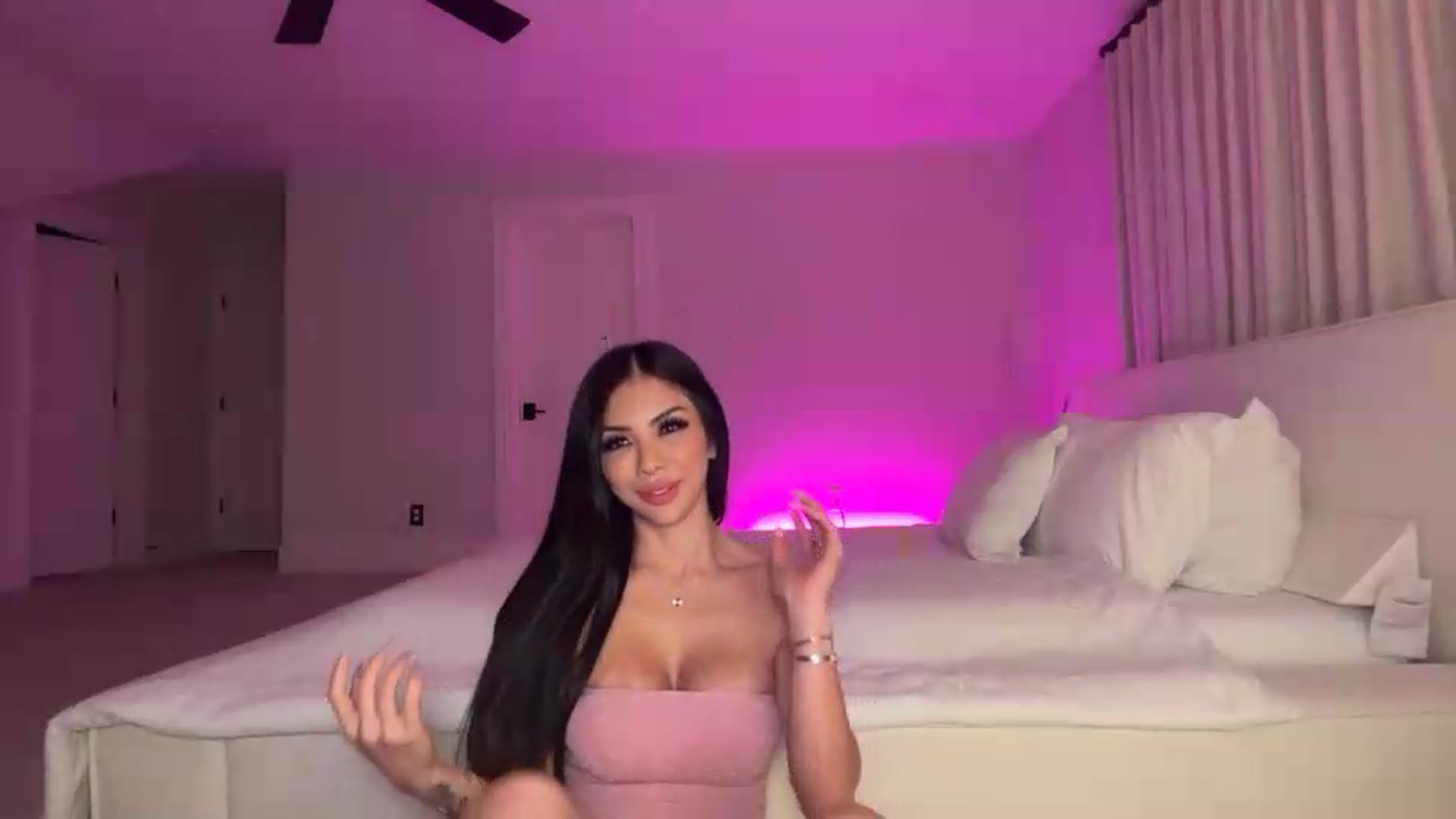 Gallery image thumbnail from LexiVixi's myfreecams stream on, 08/18/2026, 08:31 image 11 of 20