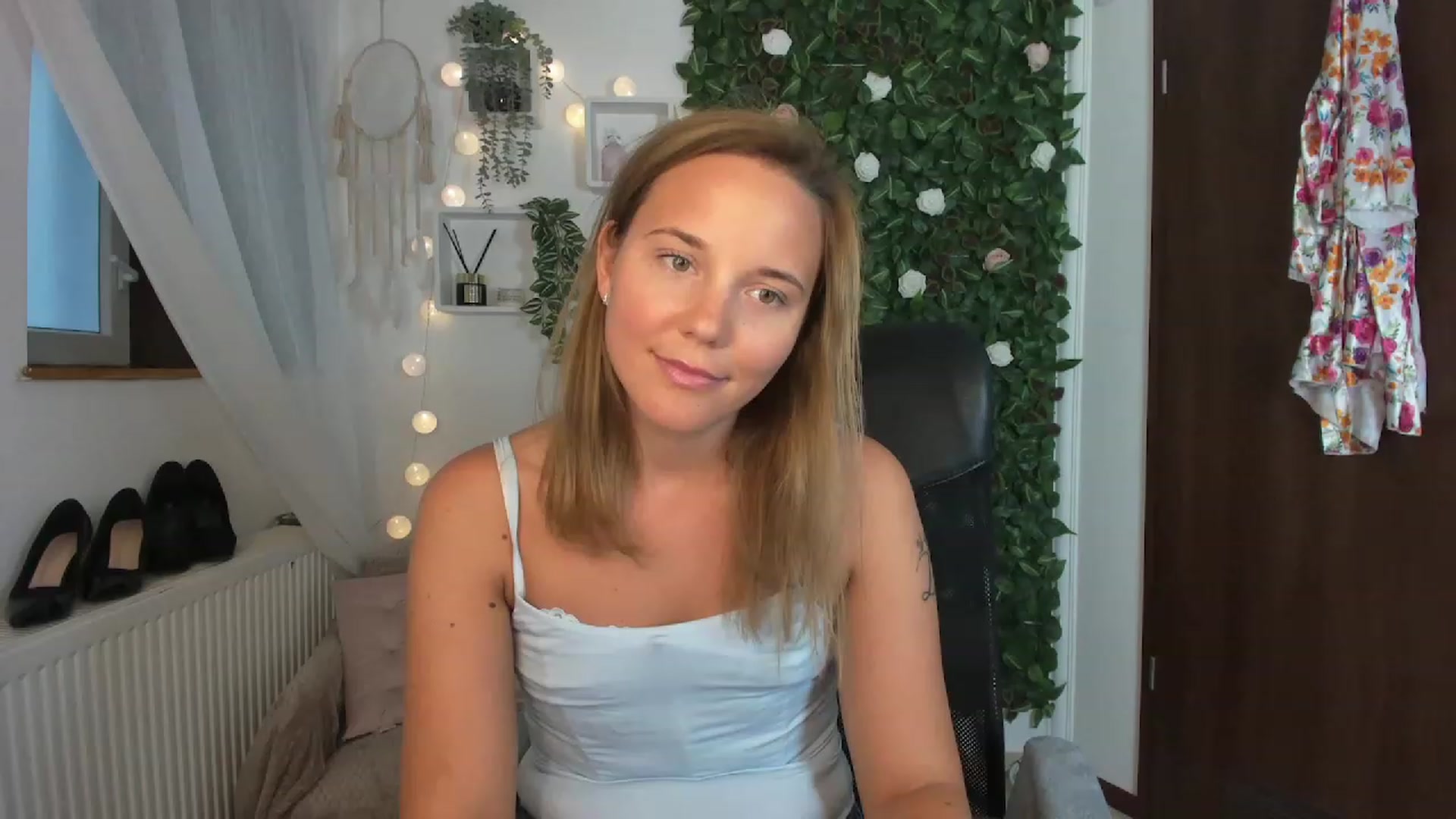 Gallery image thumbnail from Lexi_Anne18's myfreecams stream on, 08/23/2023, 10:53 image 4 of 20