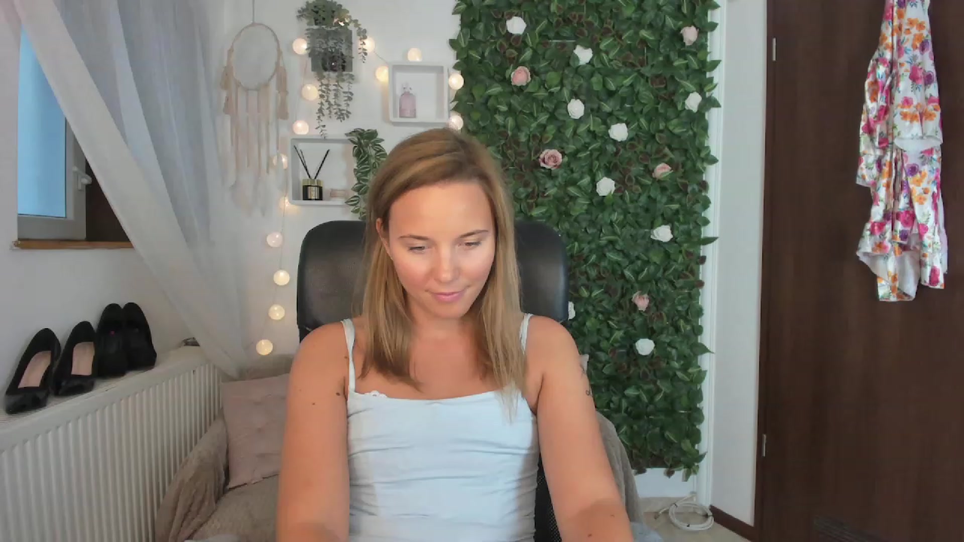 Gallery image thumbnail from Lexi_Anne18's myfreecams stream on, 08/23/2023, 10:53 image 5 of 20