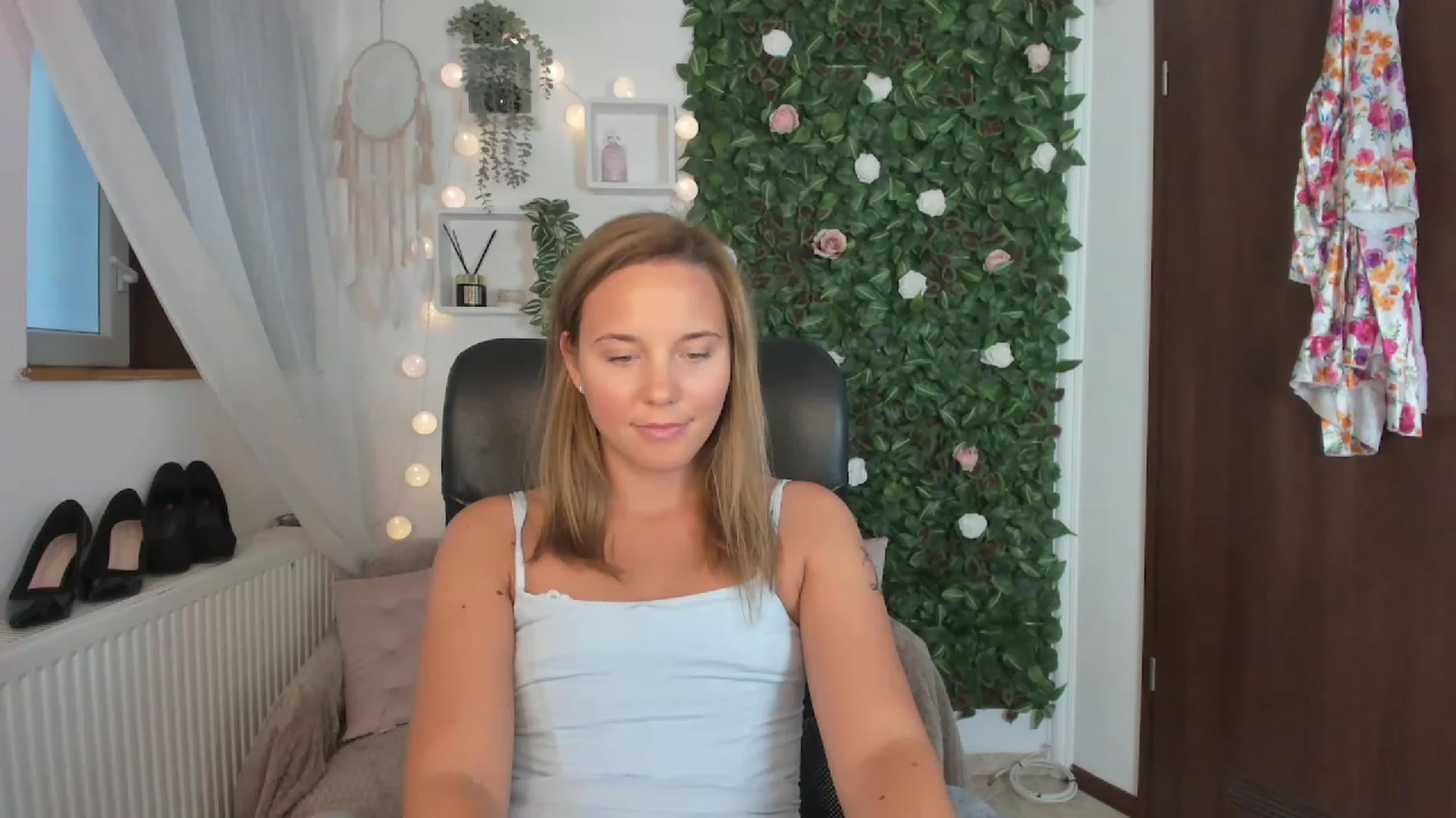 Gallery image thumbnail from Lexi_Anne18's myfreecams stream on, 08/23/2023, 10:53 image 7 of 20