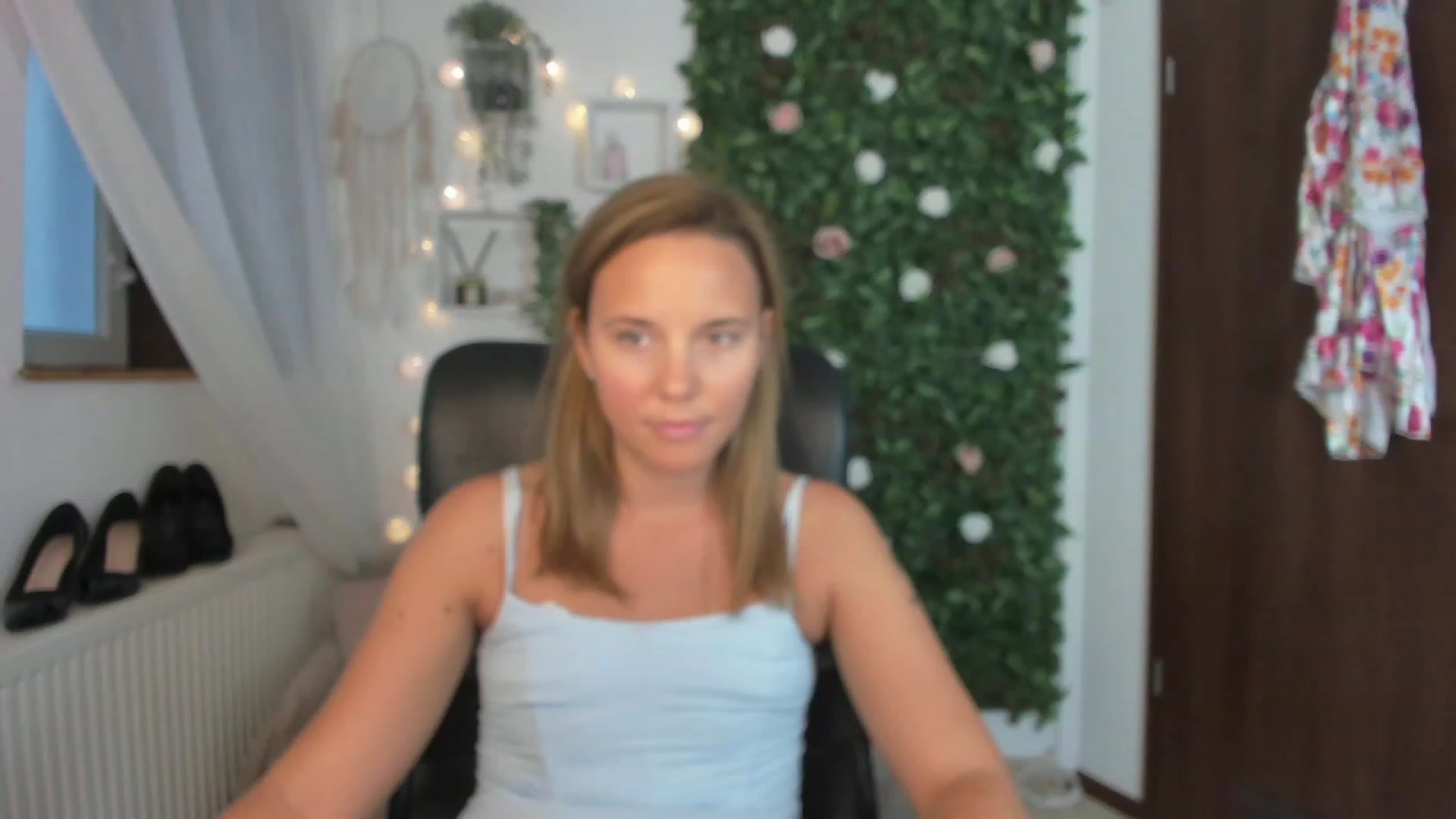 Gallery image thumbnail from Lexi_Anne18's myfreecams stream on, 08/23/2023, 10:53 image 13 of 20