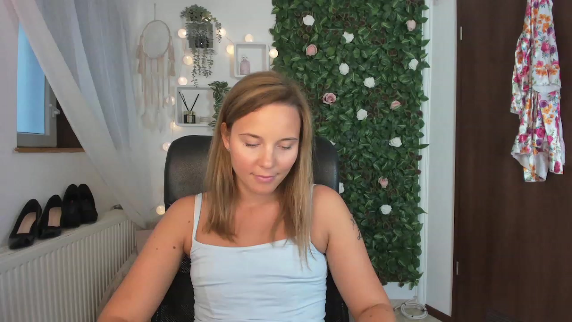 Gallery image thumbnail from Lexi_Anne18's myfreecams stream on, 08/23/2023, 11:10 image 6 of 20
