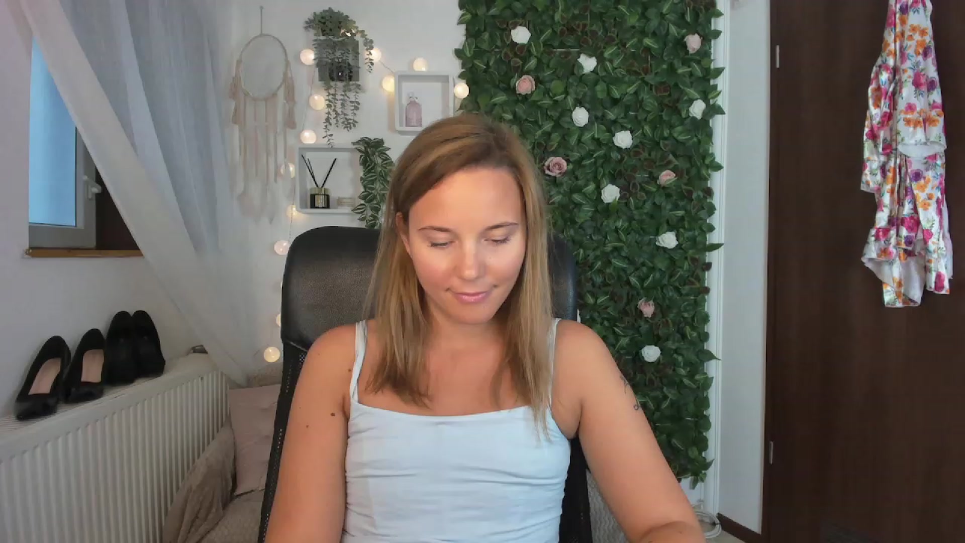 Gallery image thumbnail from Lexi_Anne18's myfreecams stream on, 08/23/2023, 11:10 image 4 of 20