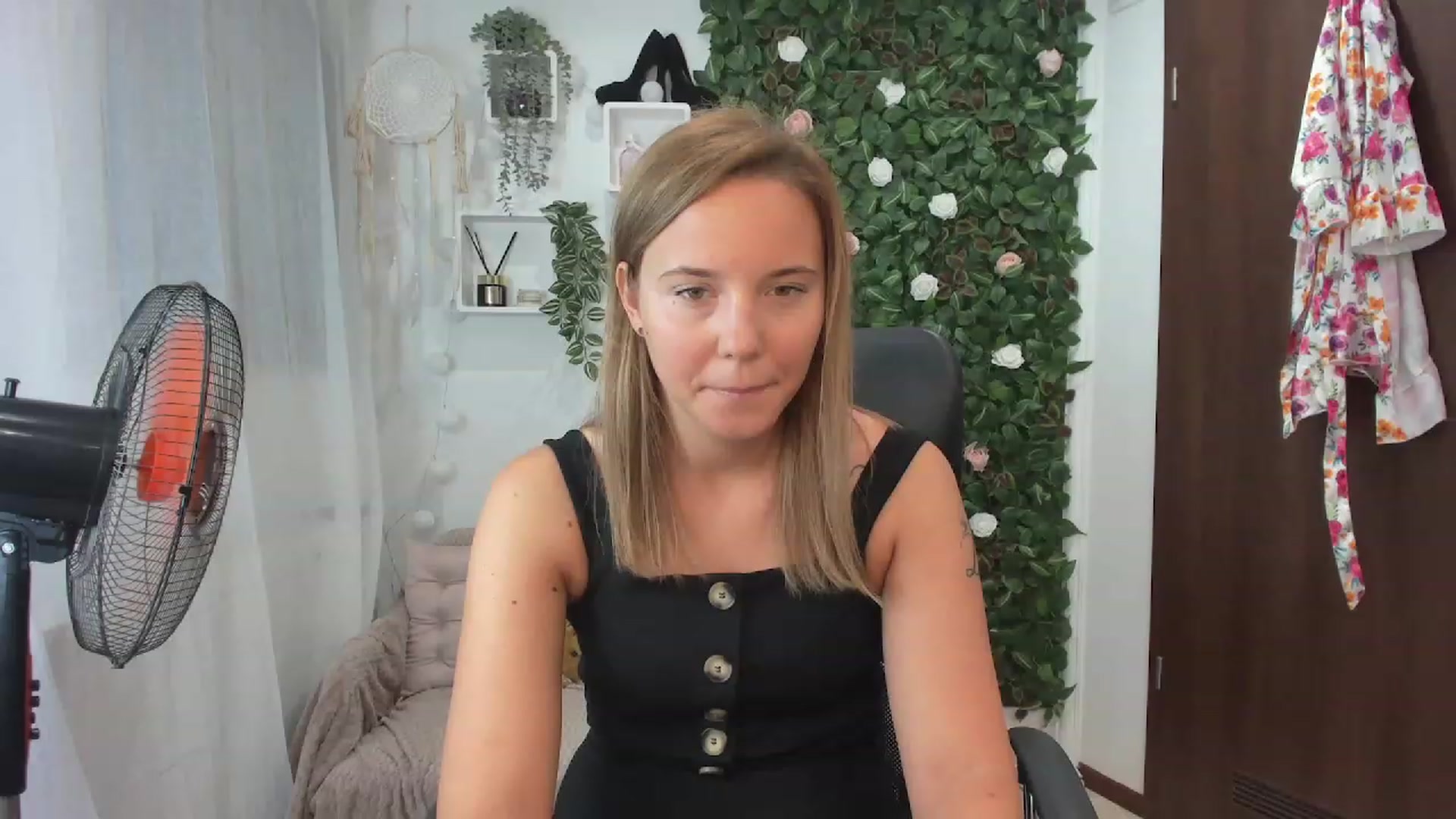 Gallery image thumbnail from Lexi_Anne18's myfreecams stream on, 08/26/2023, 08:46 image 6 of 20