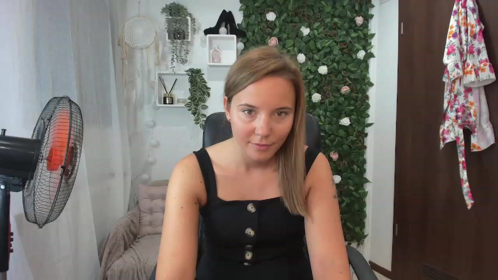 Gallery image thumbnail from Lexi_Anne18's myfreecams stream on, 08/26/2023, 08:46 image 7 of 20