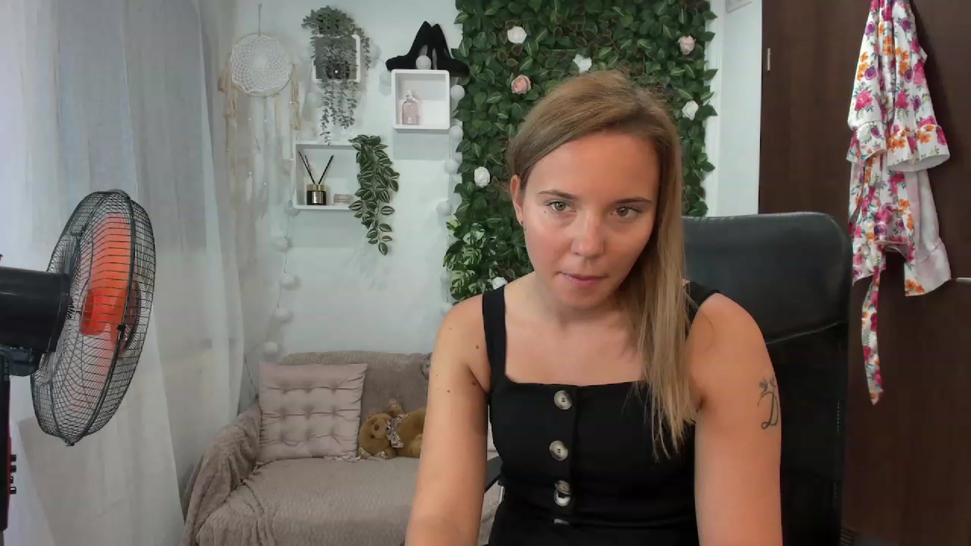 Gallery image thumbnail from Lexi_Anne18's myfreecams stream on, 08/26/2023, 08:46 image 12 of 20