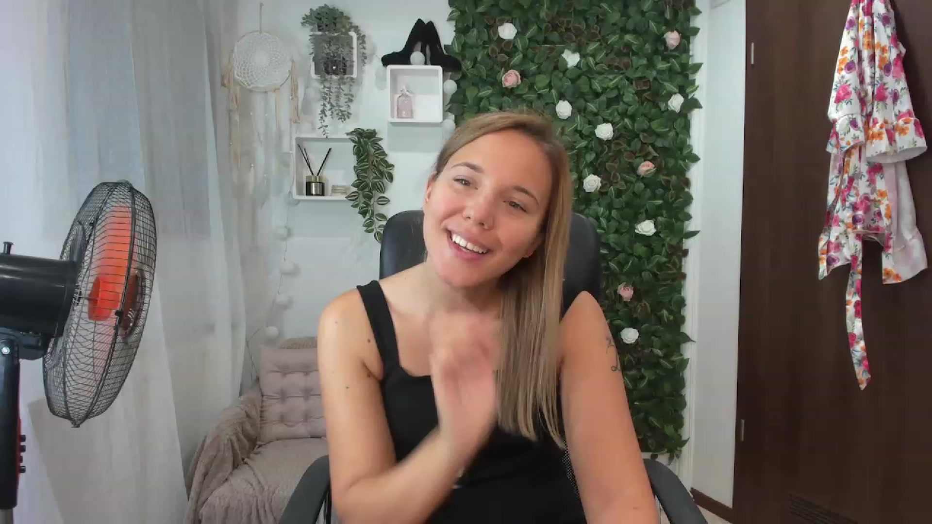 Gallery image thumbnail from Lexi_Anne18's myfreecams stream on, 08/26/2023, 08:46 image 8 of 20