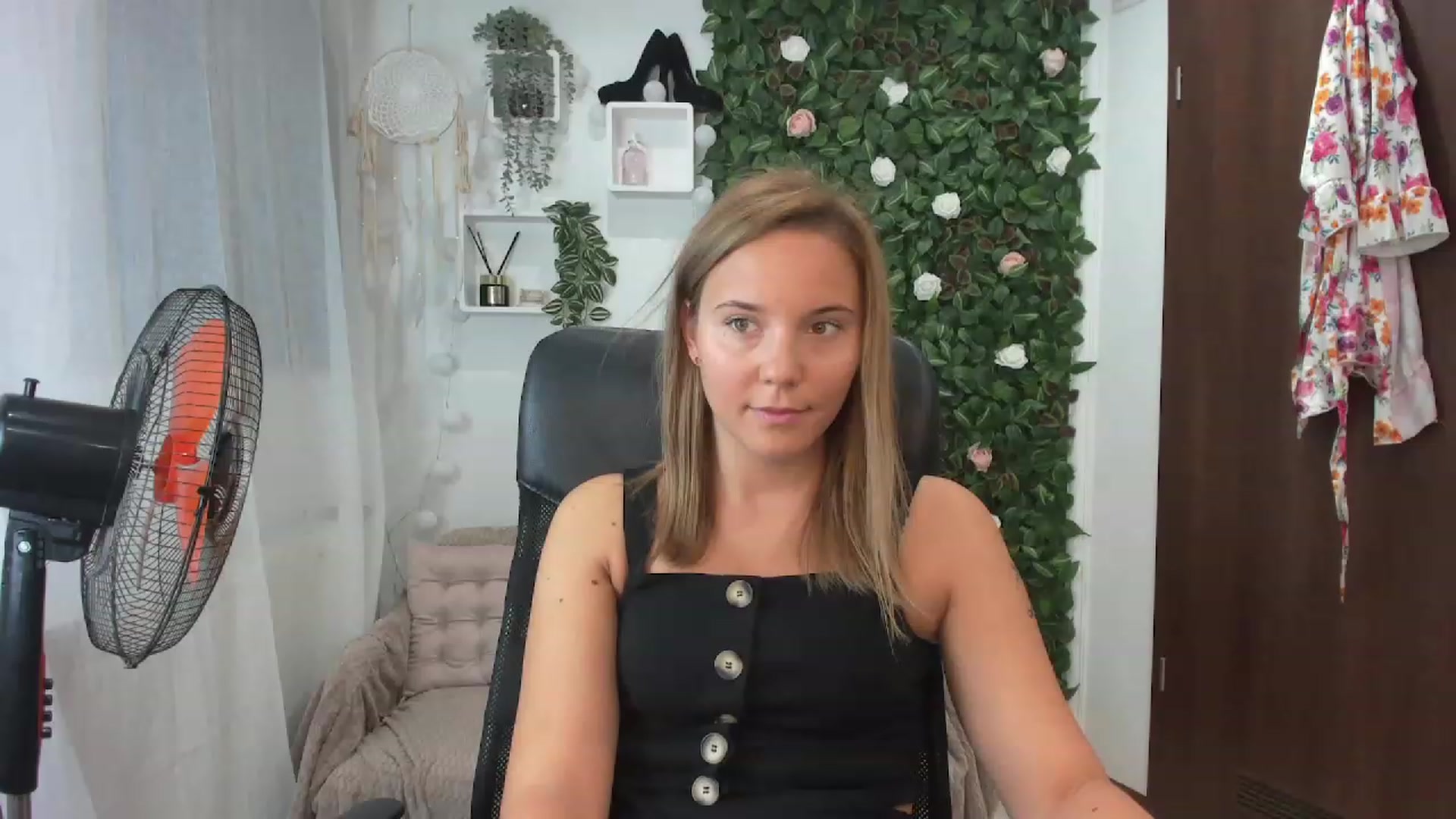 Gallery image thumbnail from Lexi_Anne18's myfreecams stream on, 08/26/2023, 08:46 image 1 of 20