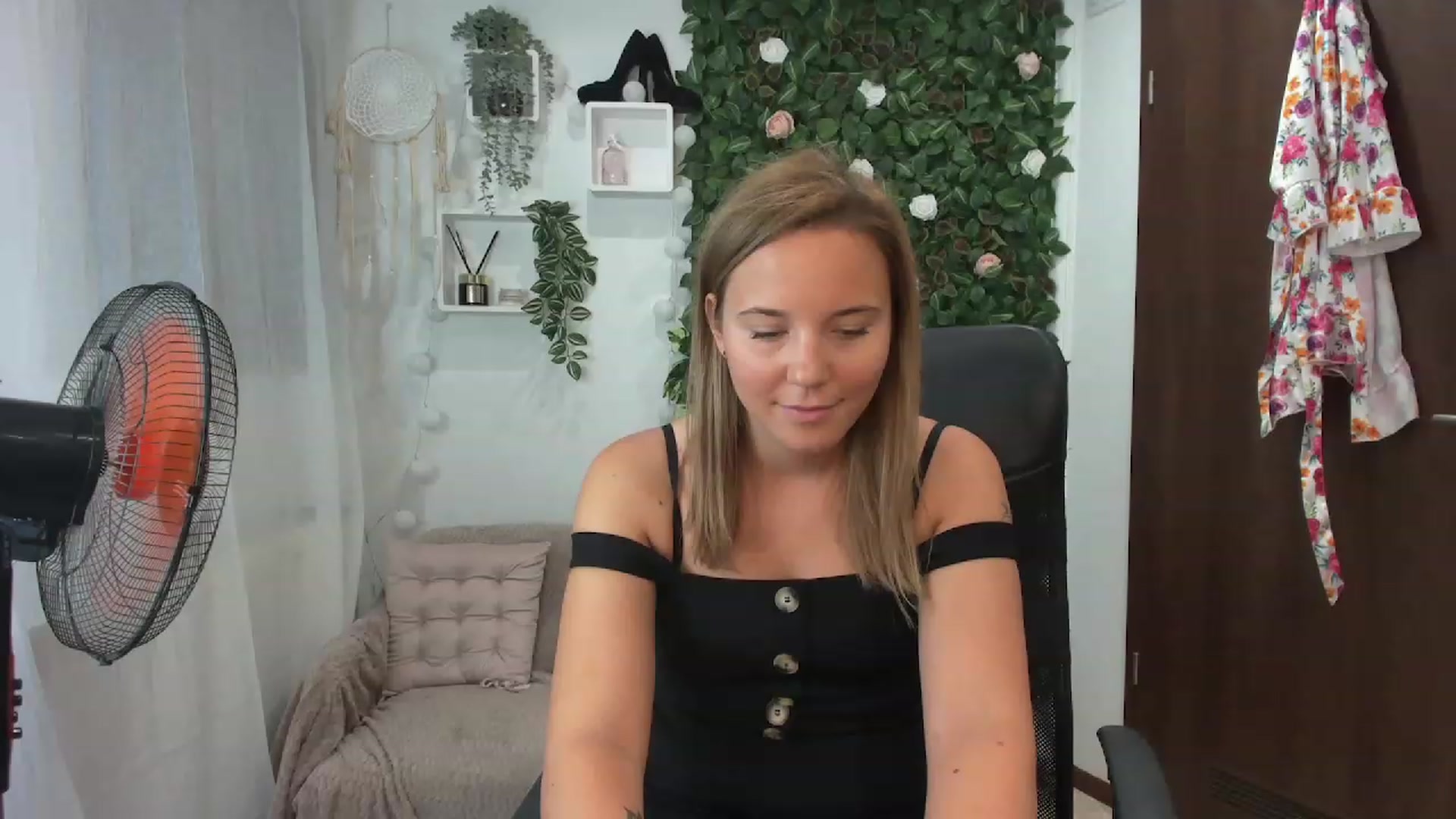 Gallery image thumbnail from Lexi_Anne18's myfreecams stream on, 08/26/2023, 10:46 image 2 of 20