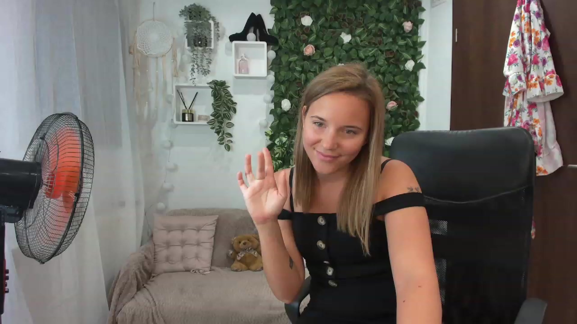 Gallery image thumbnail from Lexi_Anne18's myfreecams stream on, 08/26/2023, 10:46 image 4 of 20