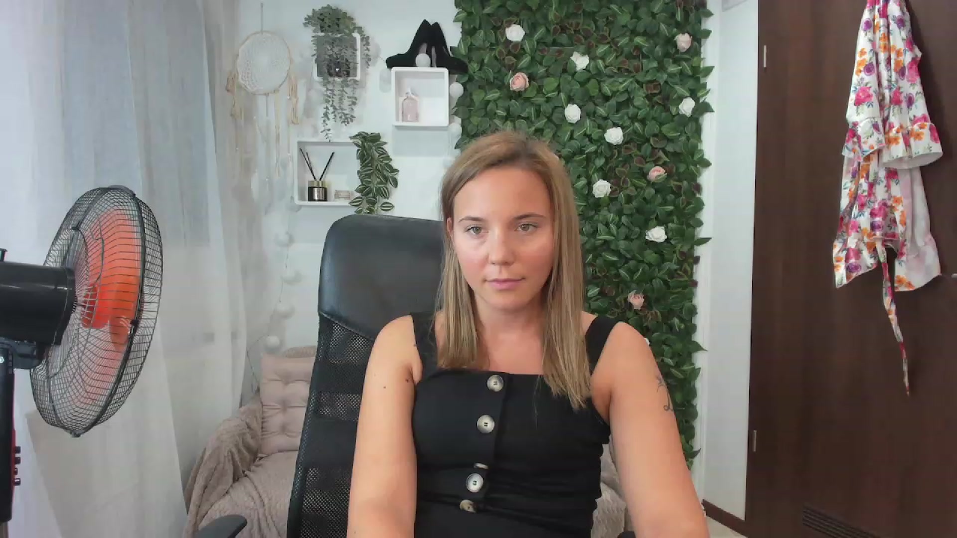 Gallery image thumbnail from Lexi_Anne18's myfreecams stream on, 08/26/2023, 10:46 image 14 of 20