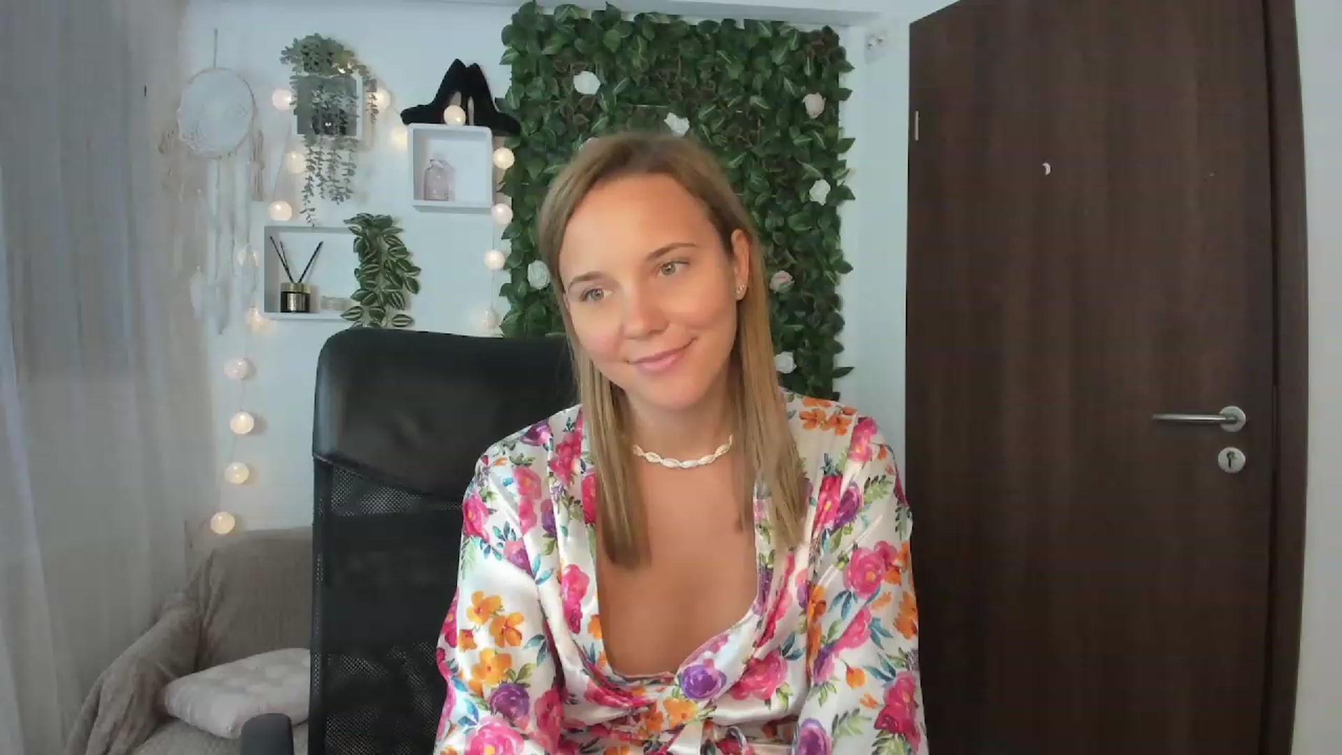 Gallery image thumbnail from Lexi_Anne18's myfreecams stream on, 08/29/2023, 09:17 image 12 of 20