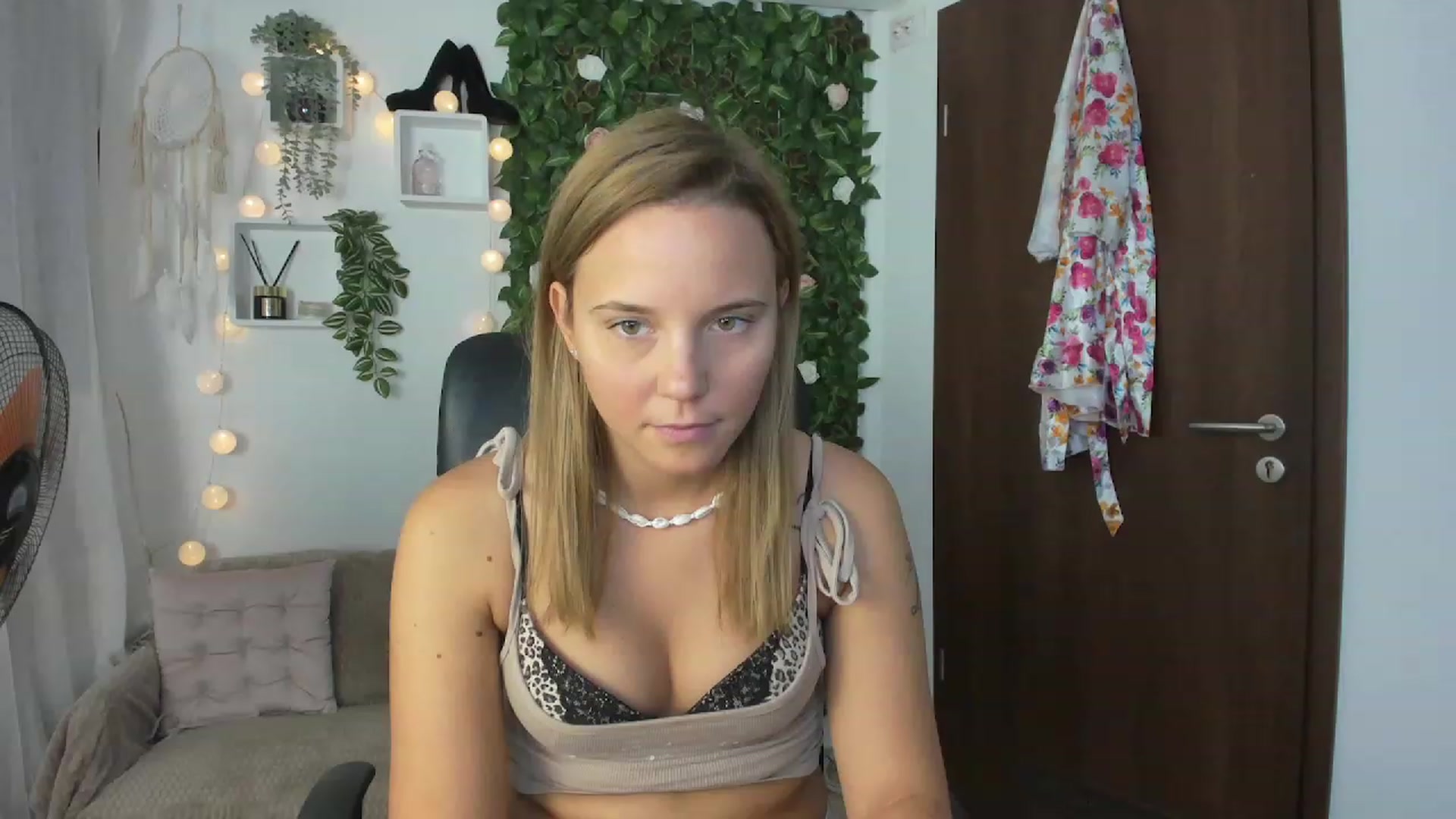 Gallery image thumbnail from Lexi_Anne18's myfreecams stream on, 08/30/2023, 09:27 image 2 of 20