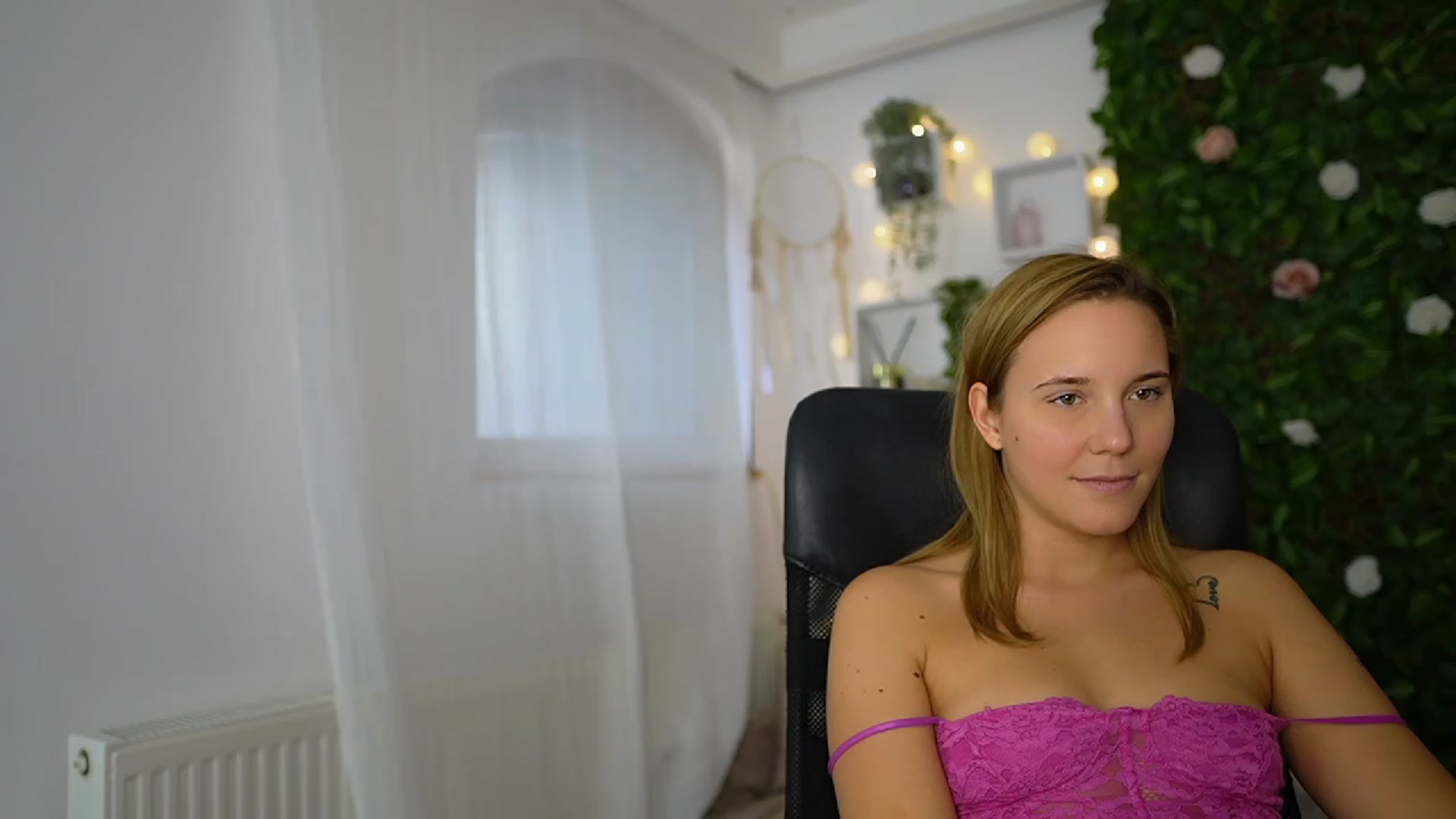 Gallery image thumbnail from Lexi_Anne18's myfreecams stream on, 09/14/2023, 11:20 image 14 of 20