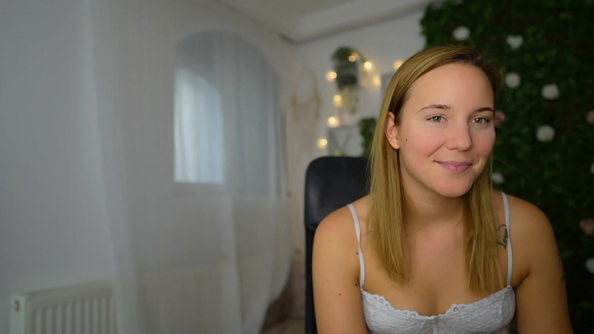 Gallery image thumbnail from Lexi_Anne18's myfreecams stream on, 09/16/2023, 10:17 image 1 of 20