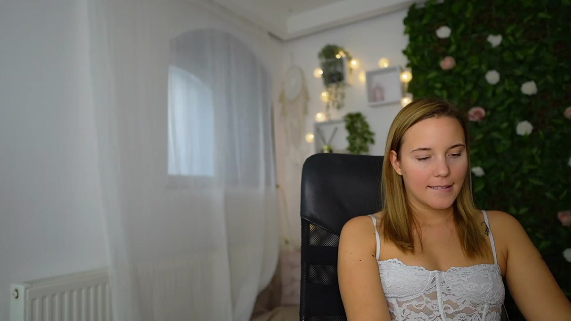 Gallery image thumbnail from Lexi_Anne18's myfreecams stream on, 09/16/2023, 10:17 image 6 of 20
