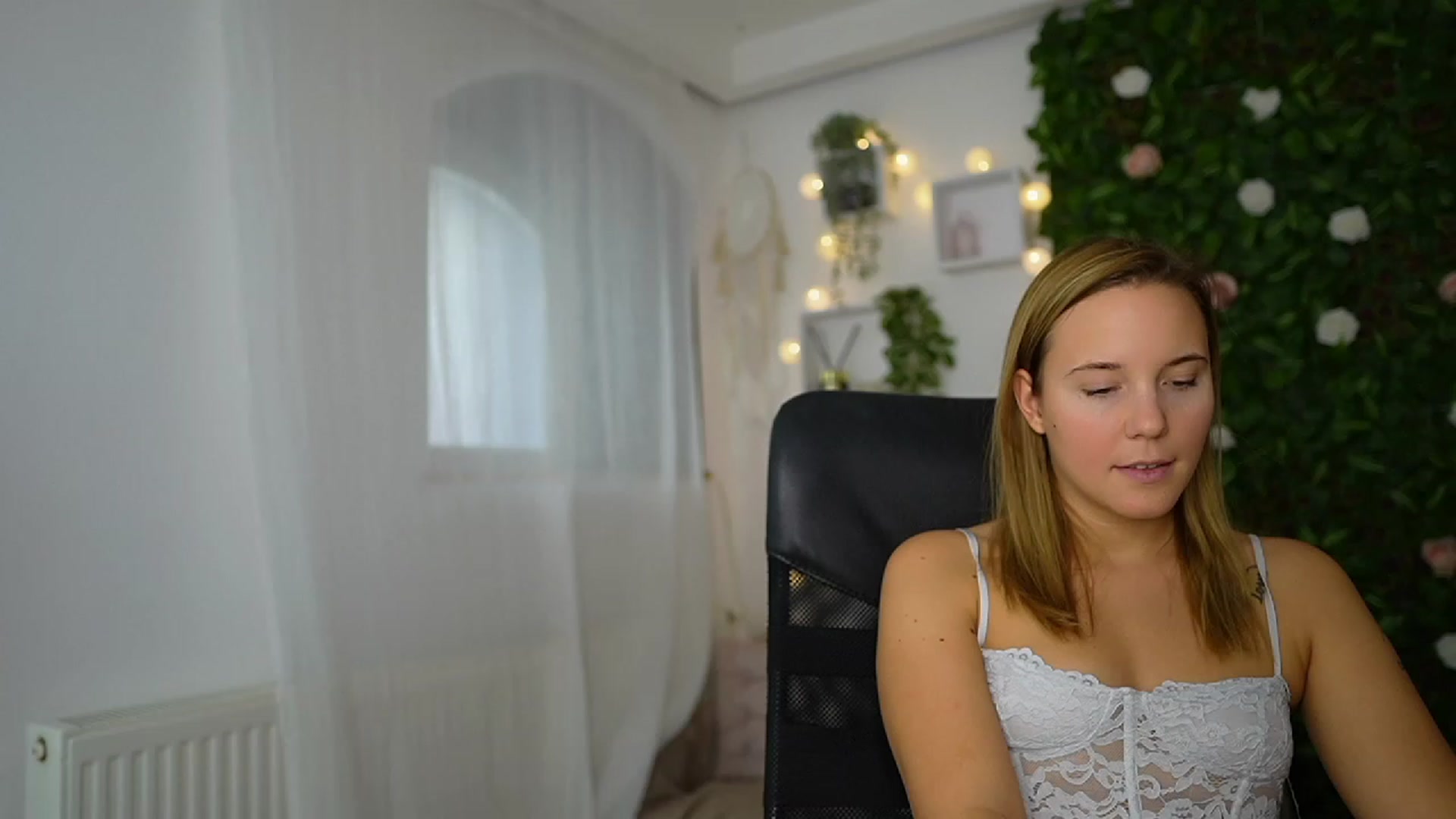 Gallery image thumbnail from Lexi_Anne18's myfreecams stream on, 09/16/2023, 10:17 image 3 of 20
