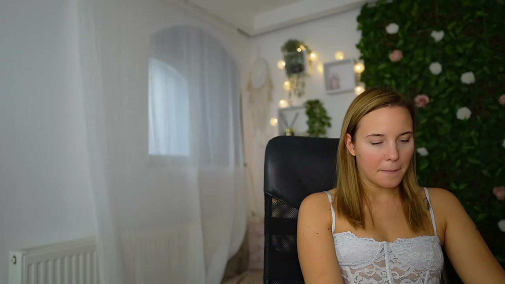 Gallery image thumbnail from Lexi_Anne18's myfreecams stream on, 09/16/2023, 10:17 image 7 of 20