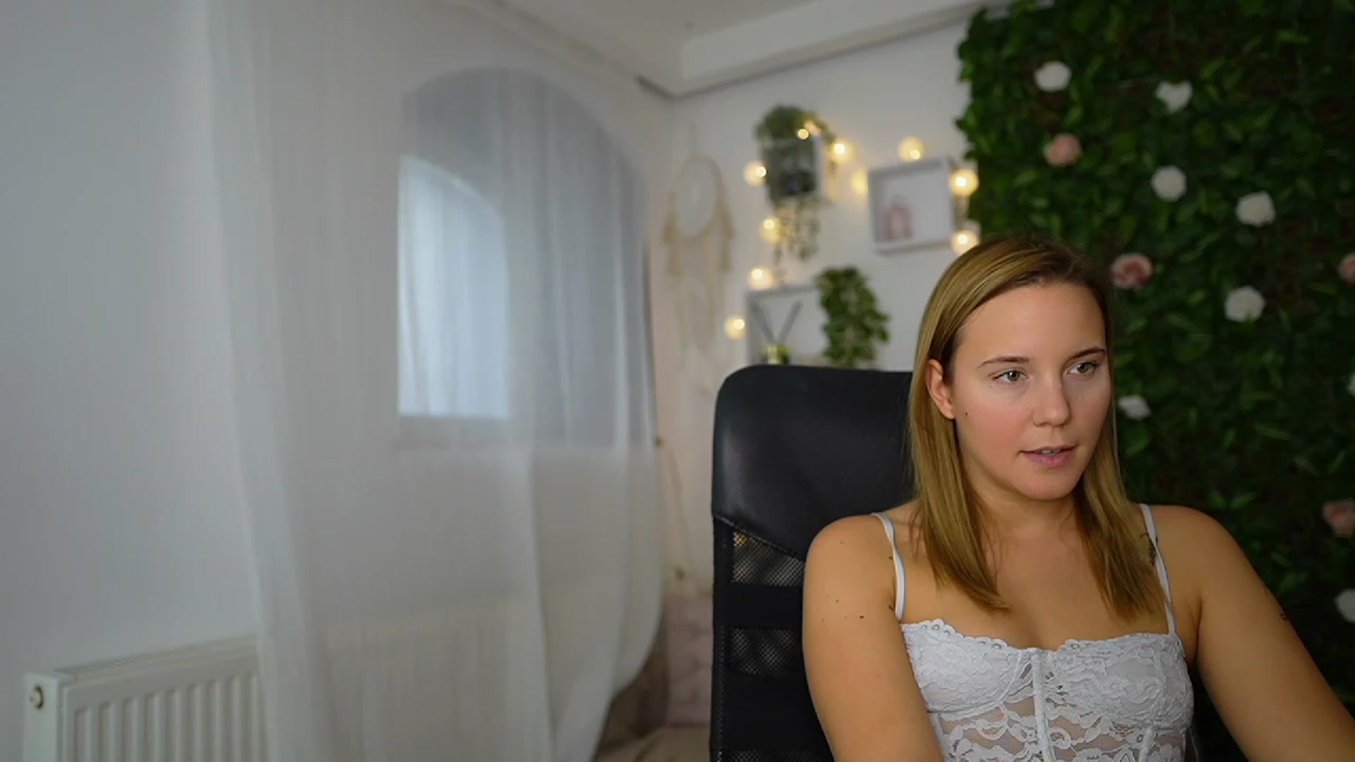 Gallery image thumbnail from Lexi_Anne18's myfreecams stream on, 09/16/2023, 10:17 image 8 of 20