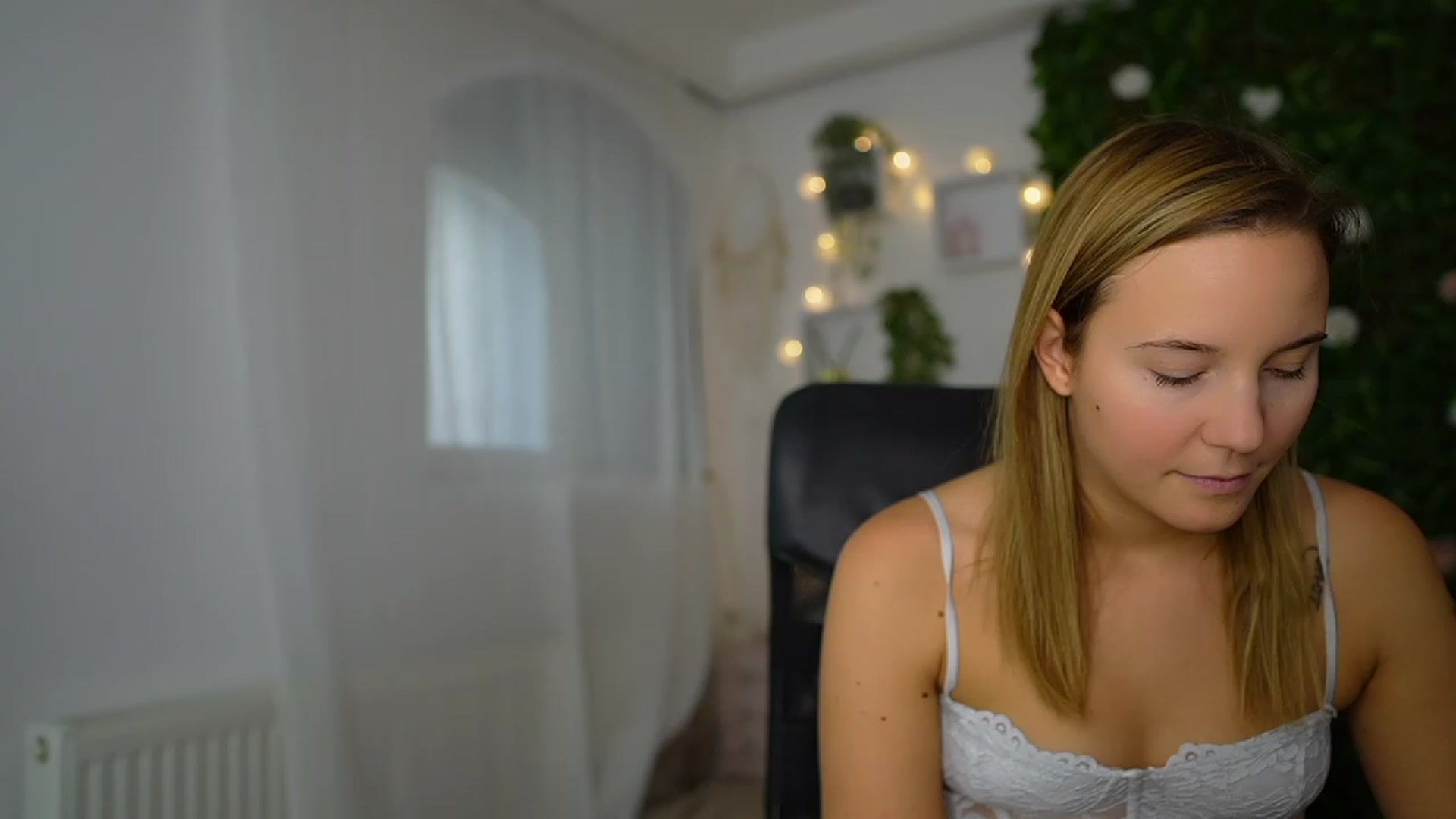 Gallery image thumbnail from Lexi_Anne18's myfreecams stream on, 09/16/2023, 10:17 image 2 of 20