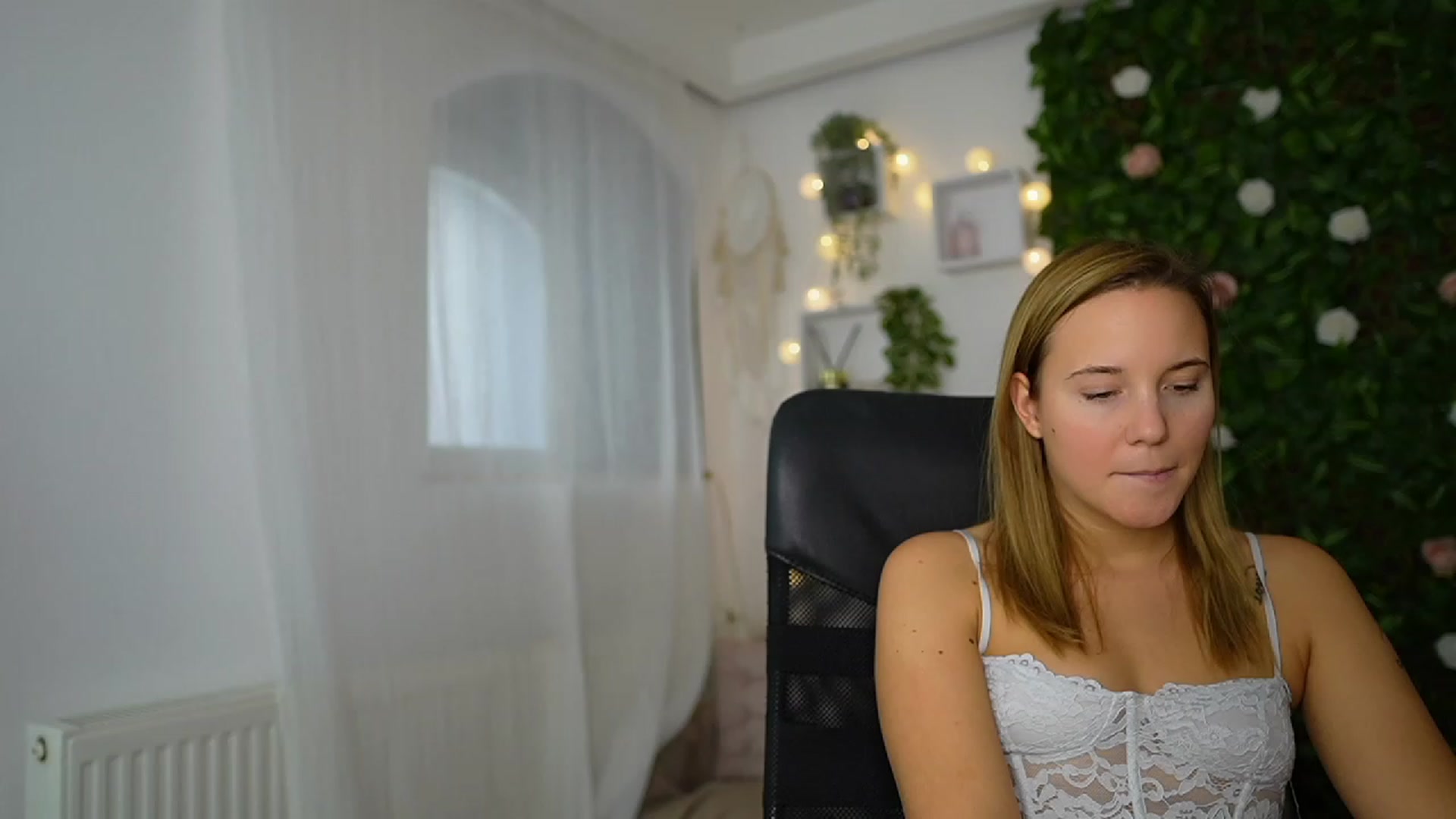 Gallery image thumbnail from Lexi_Anne18's myfreecams stream on, 09/16/2023, 10:17 image 5 of 20