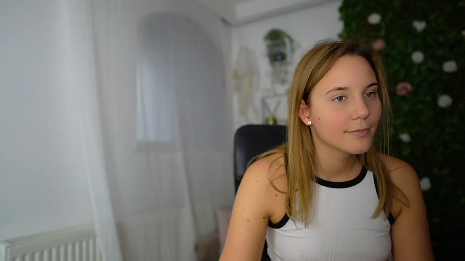 Gallery image thumbnail from Lexi_Anne18's myfreecams stream on, 09/19/2023, 11:29 image 3 of 20