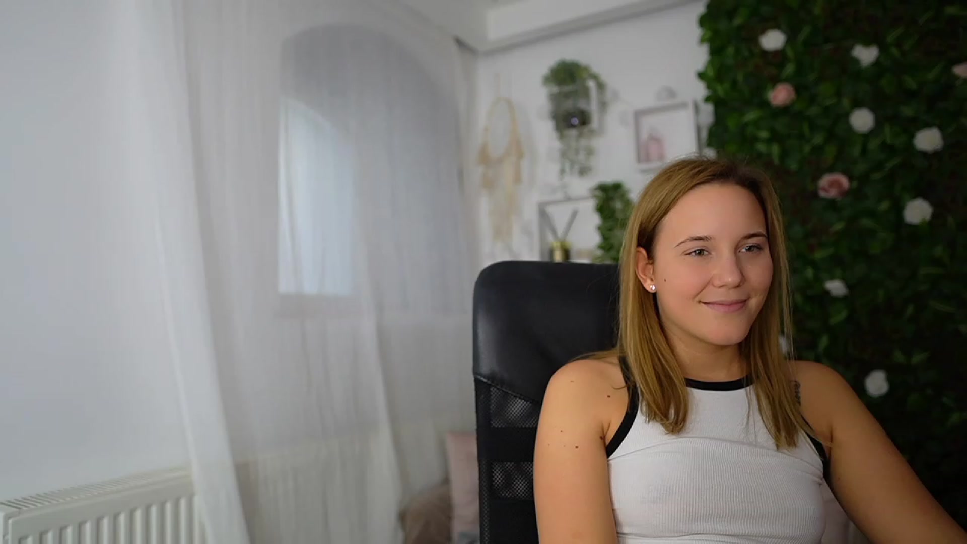 Gallery image thumbnail from Lexi_Anne18's myfreecams stream on, 09/19/2023, 11:29 image 20 of 20