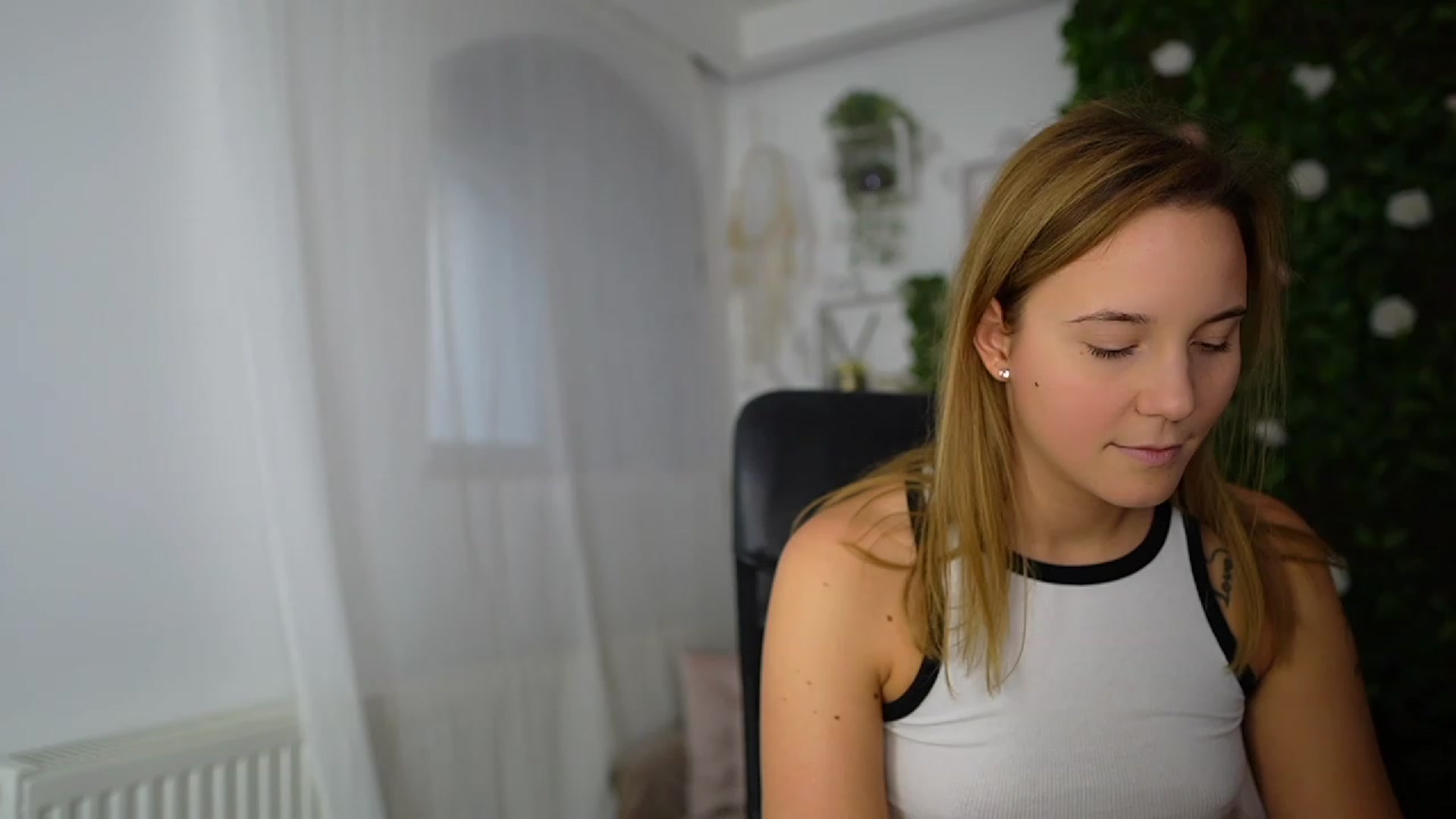 Gallery image thumbnail from Lexi_Anne18's myfreecams stream on, 09/19/2023, 11:29 image 2 of 20