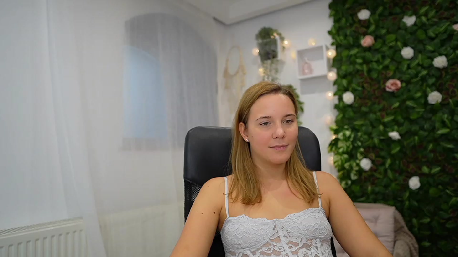 Gallery image thumbnail from Lexi_Anne18's myfreecams stream on, 09/20/2023, 09:35 image 11 of 20