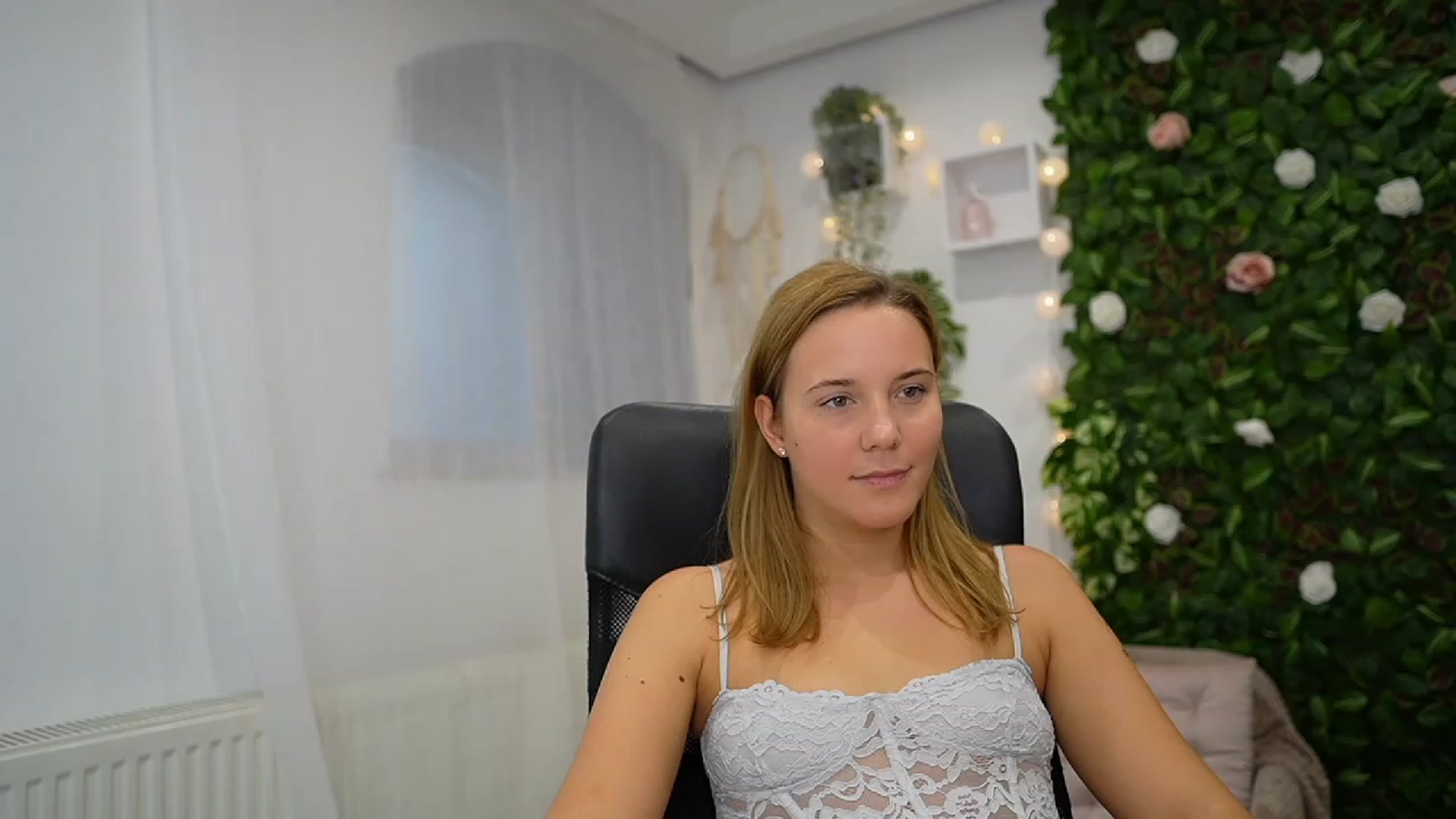Gallery image thumbnail from Lexi_Anne18's myfreecams stream on, 09/20/2023, 09:35 image 12 of 20