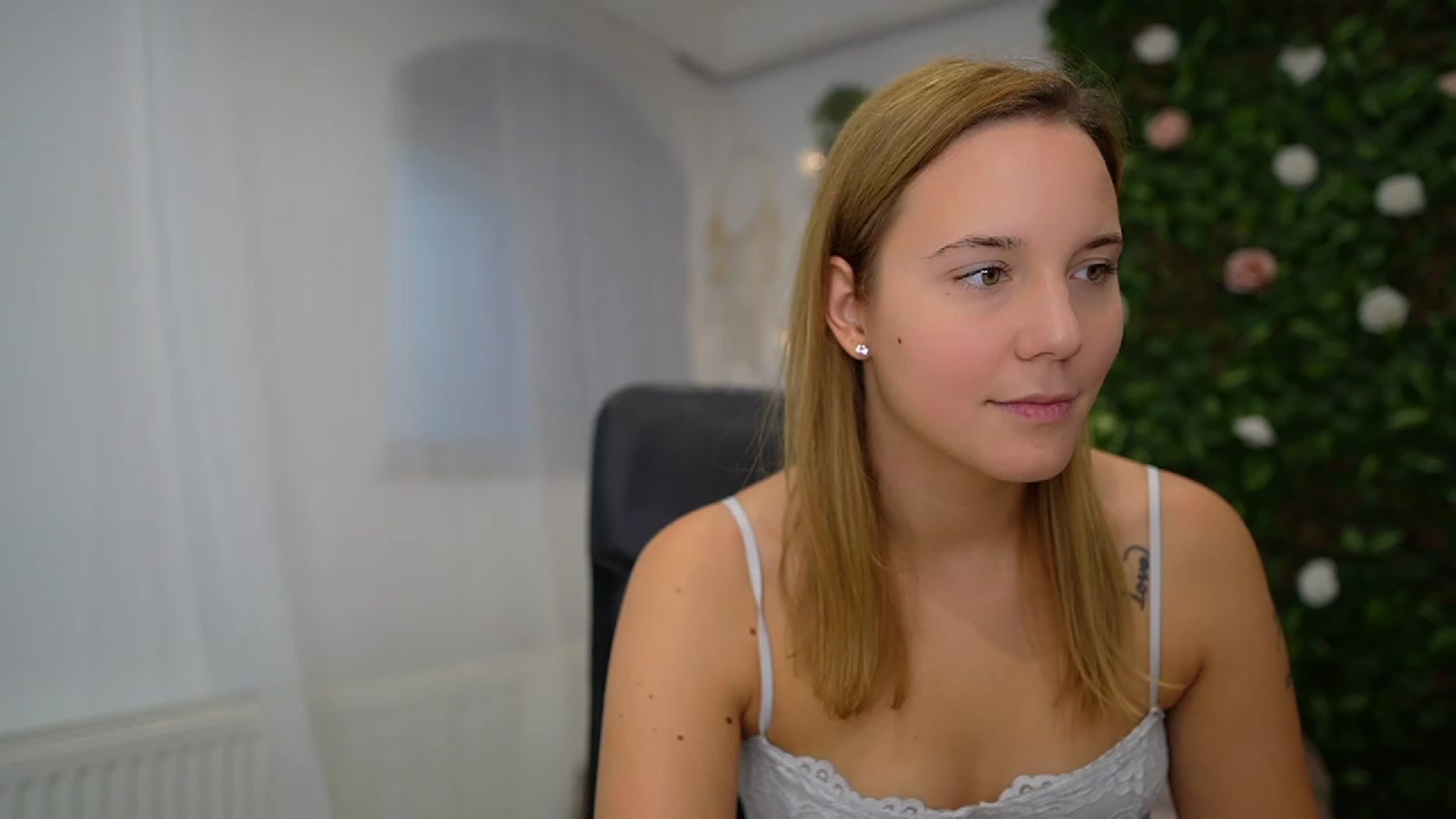 Gallery image thumbnail from Lexi_Anne18's myfreecams stream on, 09/20/2023, 09:35 image 1 of 20