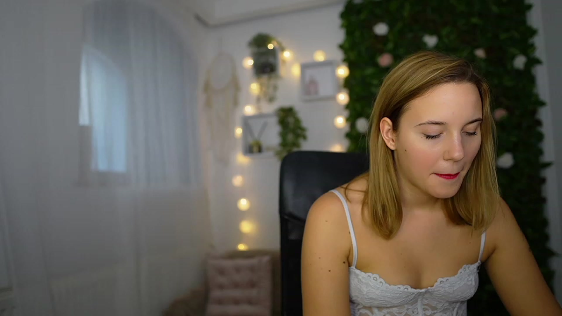 Gallery image thumbnail from Lexi_Anne18's myfreecams stream on, 09/23/2023, 10:29 image 18 of 20