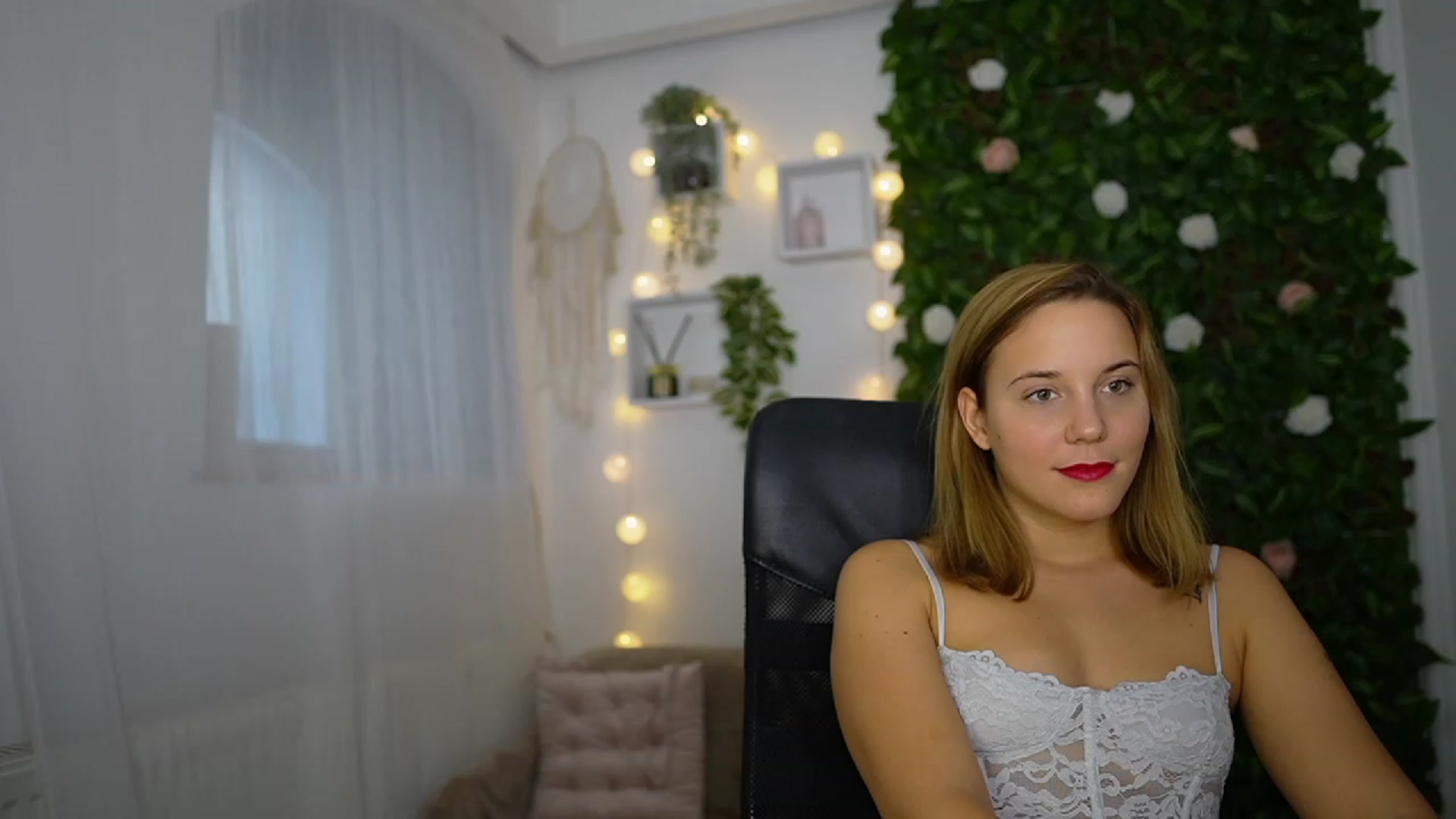 Gallery image thumbnail from Lexi_Anne18's myfreecams stream on, 09/23/2023, 10:29 image 17 of 20