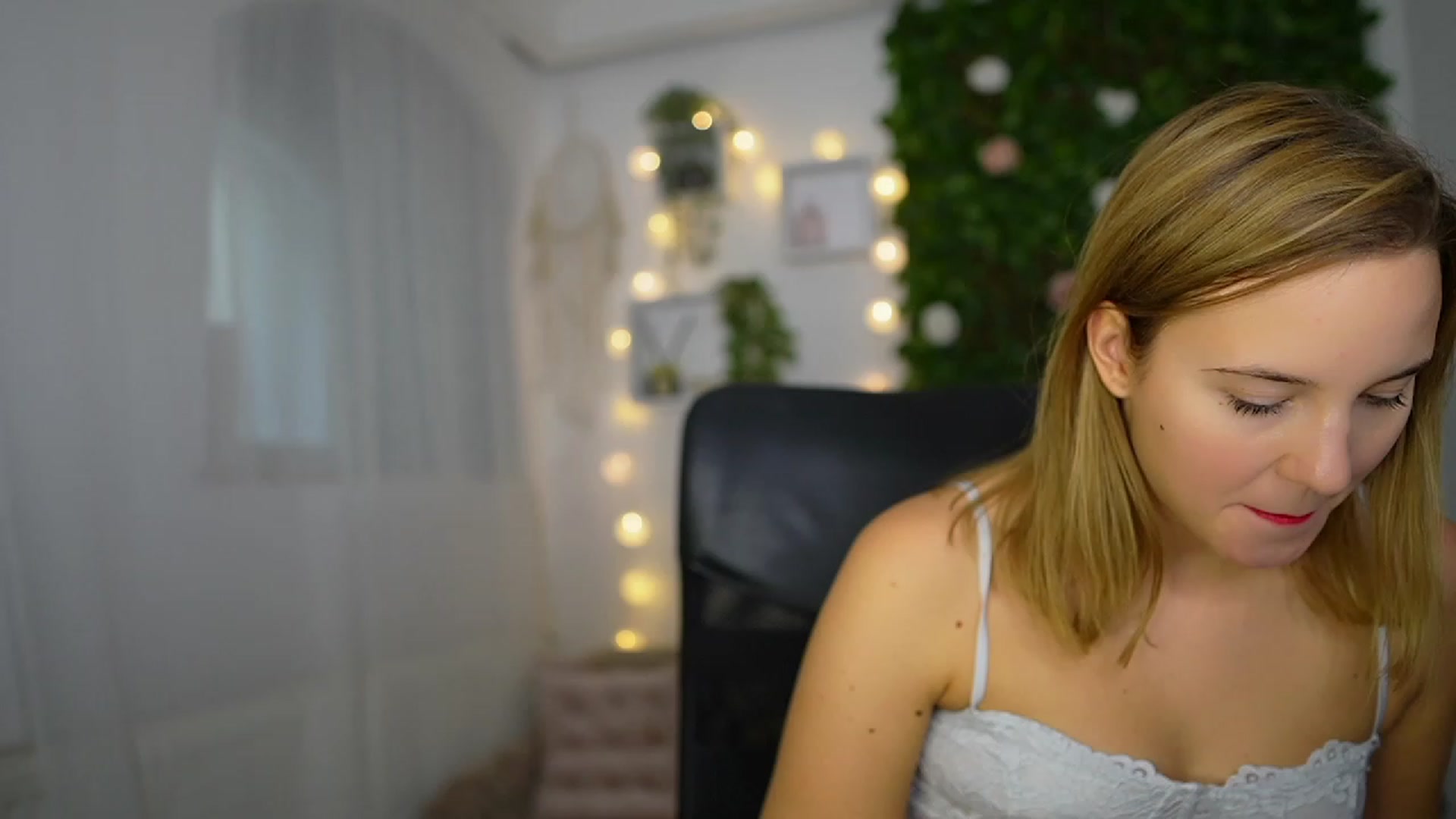 Gallery image thumbnail from Lexi_Anne18's myfreecams stream on, 09/23/2023, 10:29 image 12 of 20