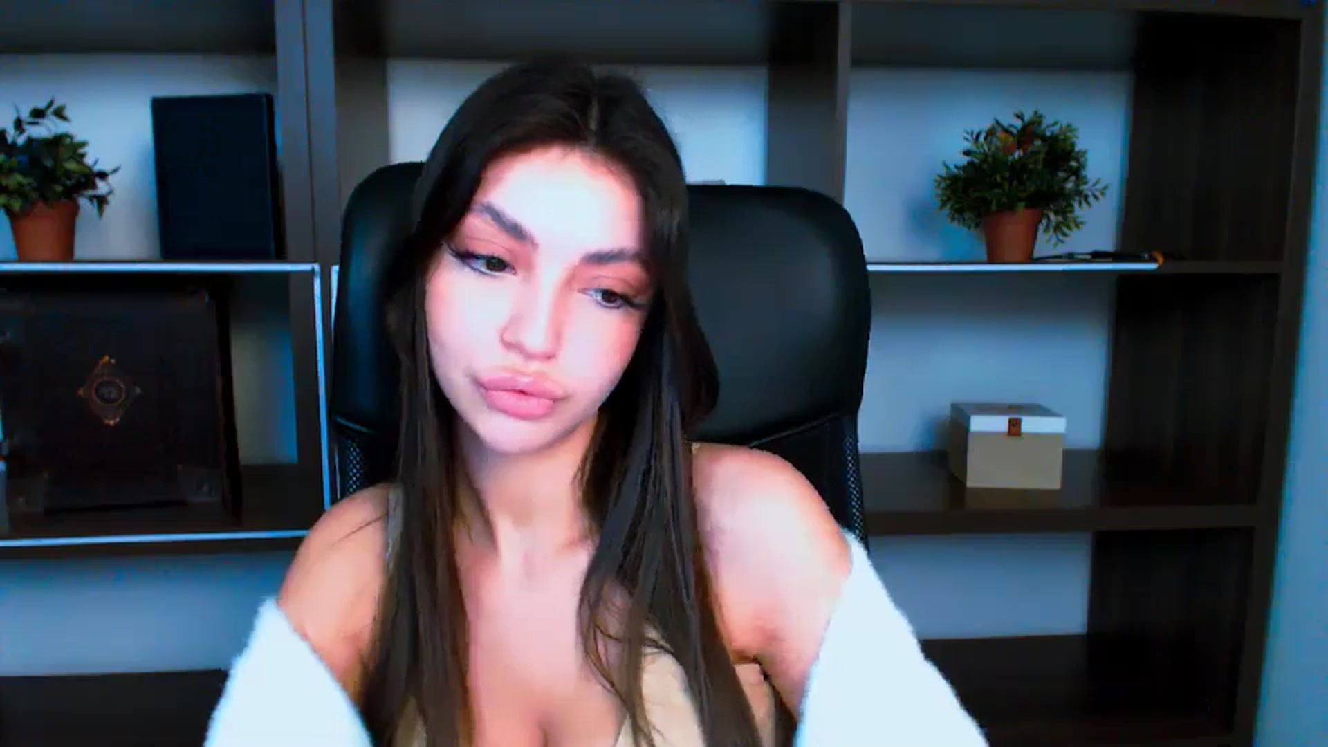 Gallery image thumbnail from Lexi_Jos's myfreecams stream on, 05/20/2025, 14:51 image 16 of 20