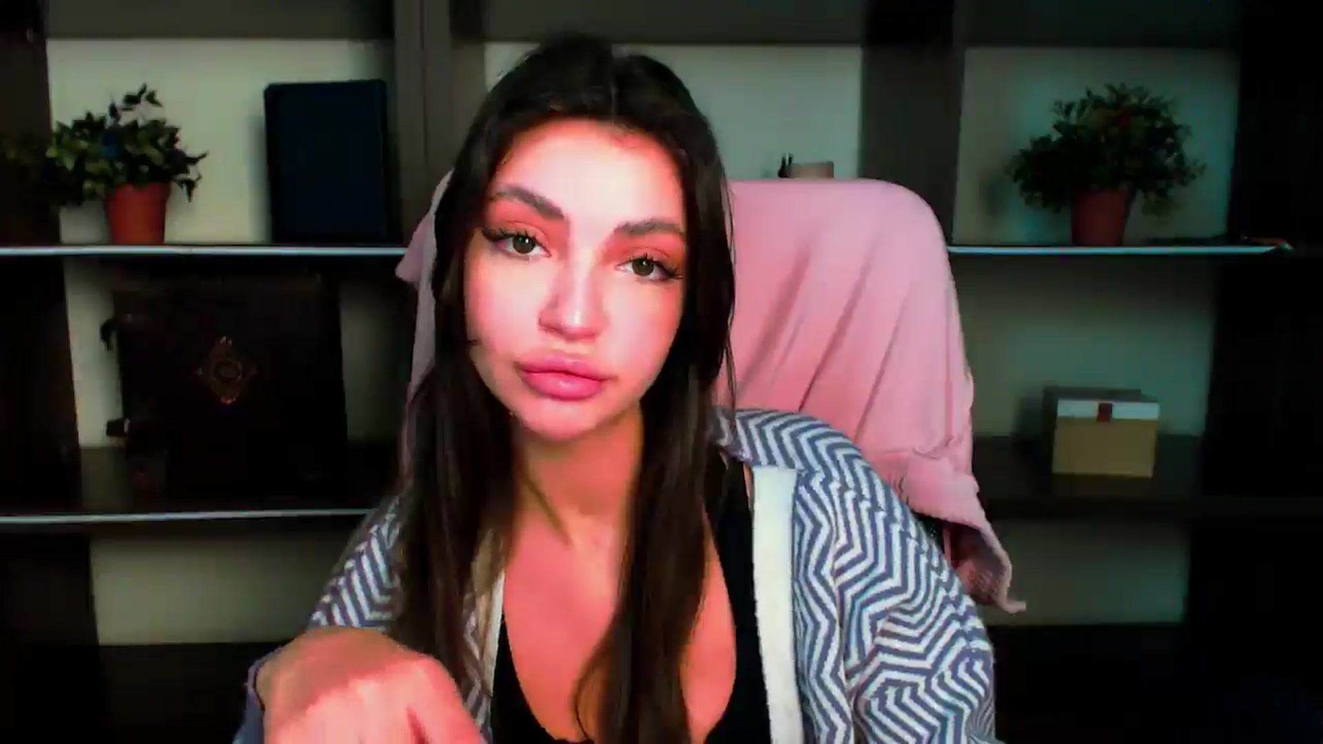 Gallery image thumbnail from Lexi_Jos's myfreecams stream on, 05/26/2025, 18:57 image 8 of 20