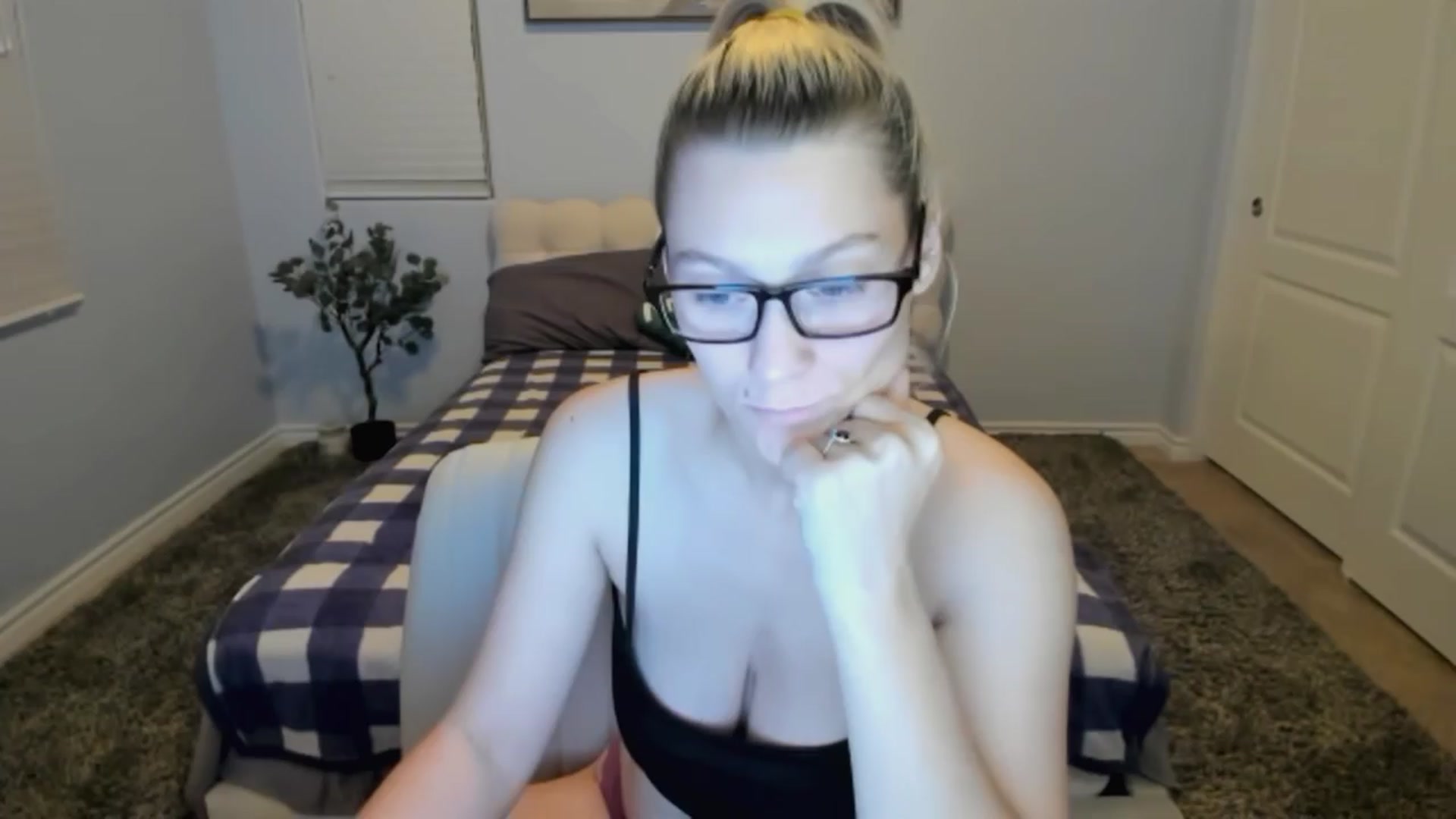 Gallery image thumbnail from LexiiJae's myfreecams stream on, 04/02/2024, 08:09 image 11 of 20
