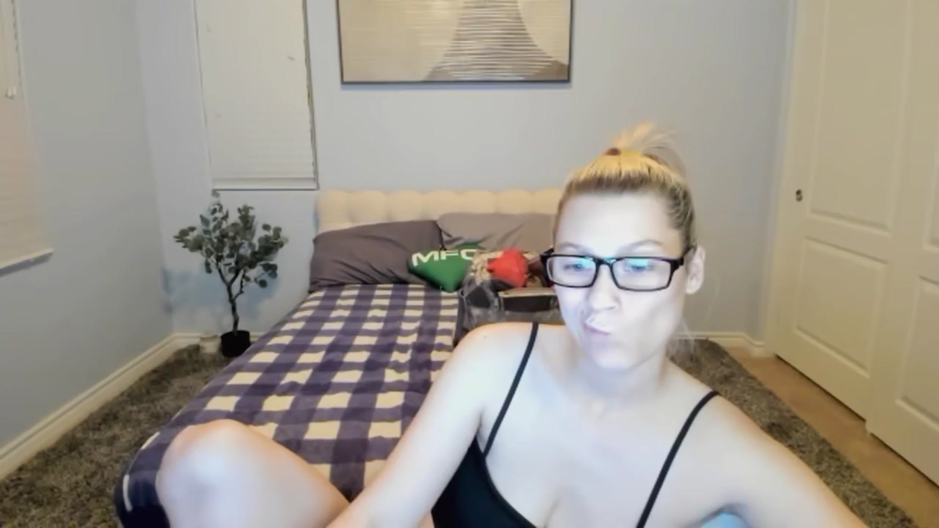 Gallery image thumbnail from LexiiJae's myfreecams stream on, 04/02/2024, 08:09 image 4 of 20
