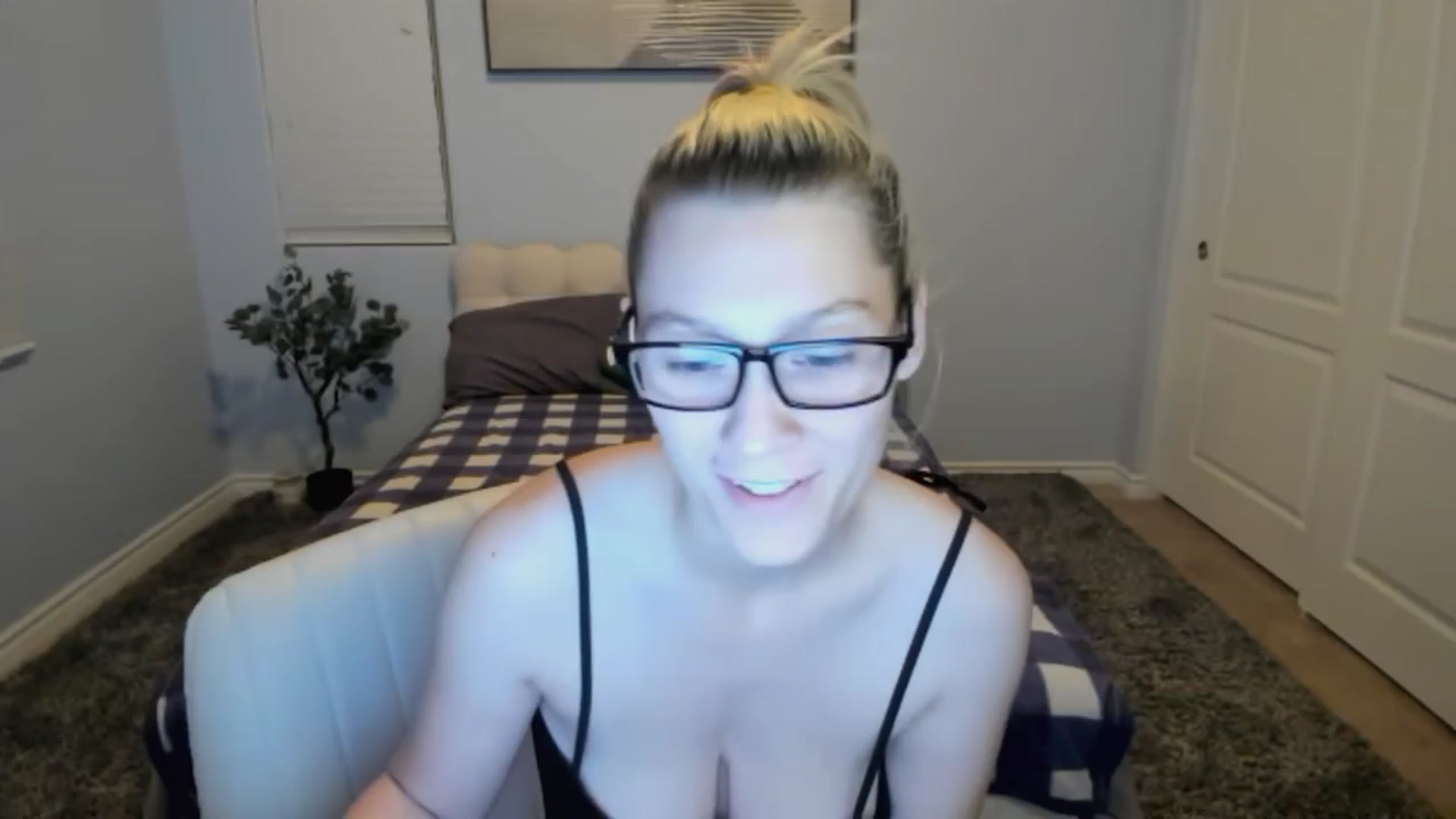 Gallery image thumbnail from LexiiJae's myfreecams stream on, 04/02/2024, 08:09 image 8 of 20