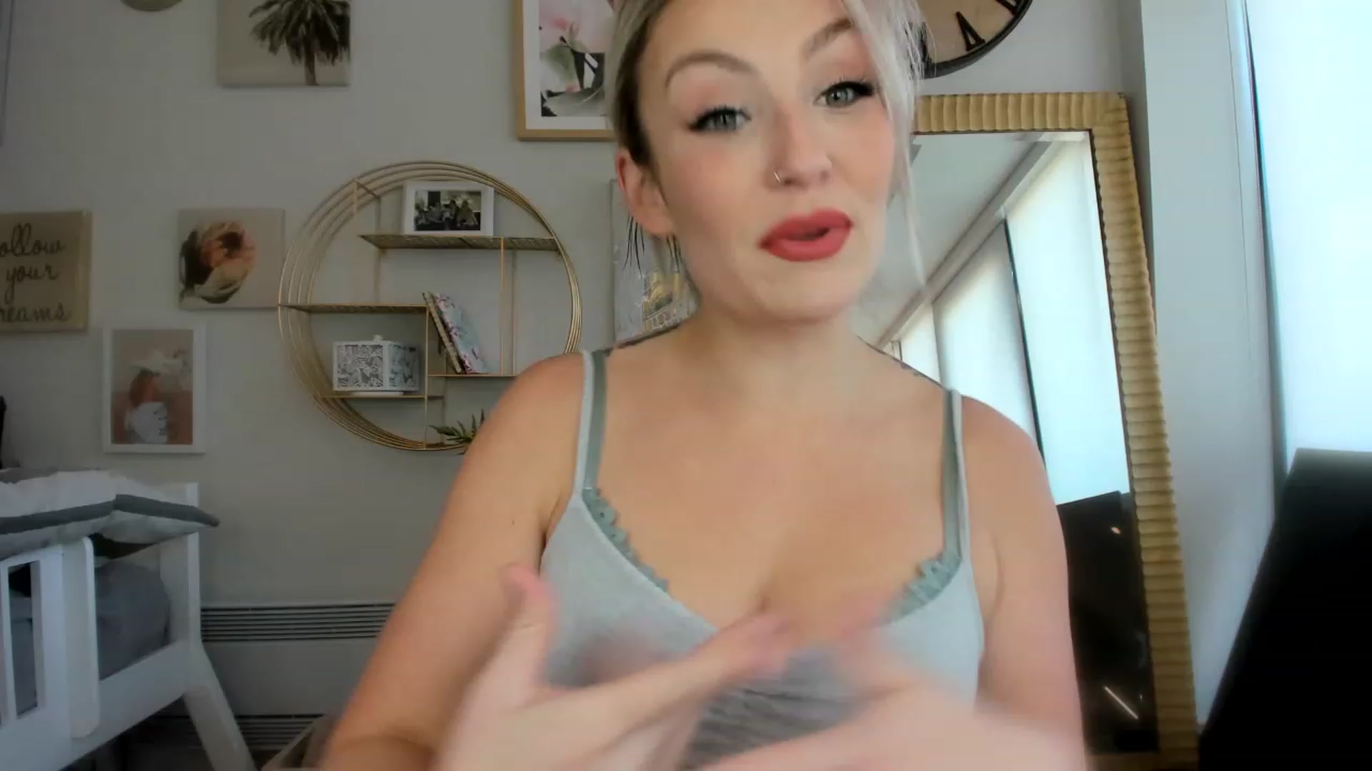 Gallery image thumbnail from Lexii_Mae's myfreecams stream on, 12/01/2022, 21:15 image 4 of 20